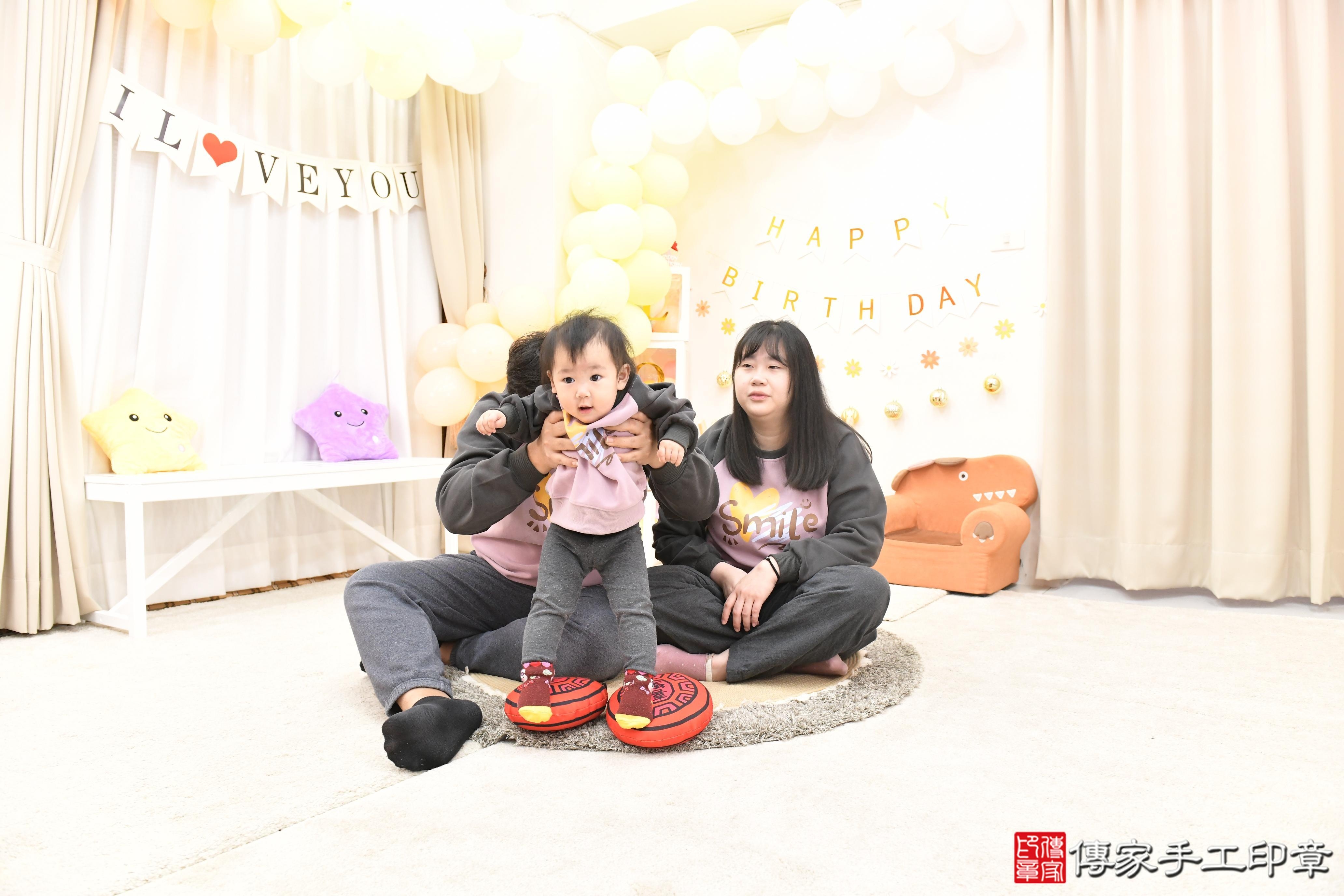 傳家手工印章高雄店、抓周、度脺、美式風會場、傳家嬰兒古禮、吉祥話、抓周道具物品24種、拍照。抓周證書。寶寶抓周、滿周歲、生日快樂、祝福 傳家手工印章高雄店、抓周、度脺、美式風會場、傳家嬰兒古禮、吉祥話、抓周道具物品24種、拍照。抓周證書。寶寶抓周、滿周歲、生日快樂、祝福