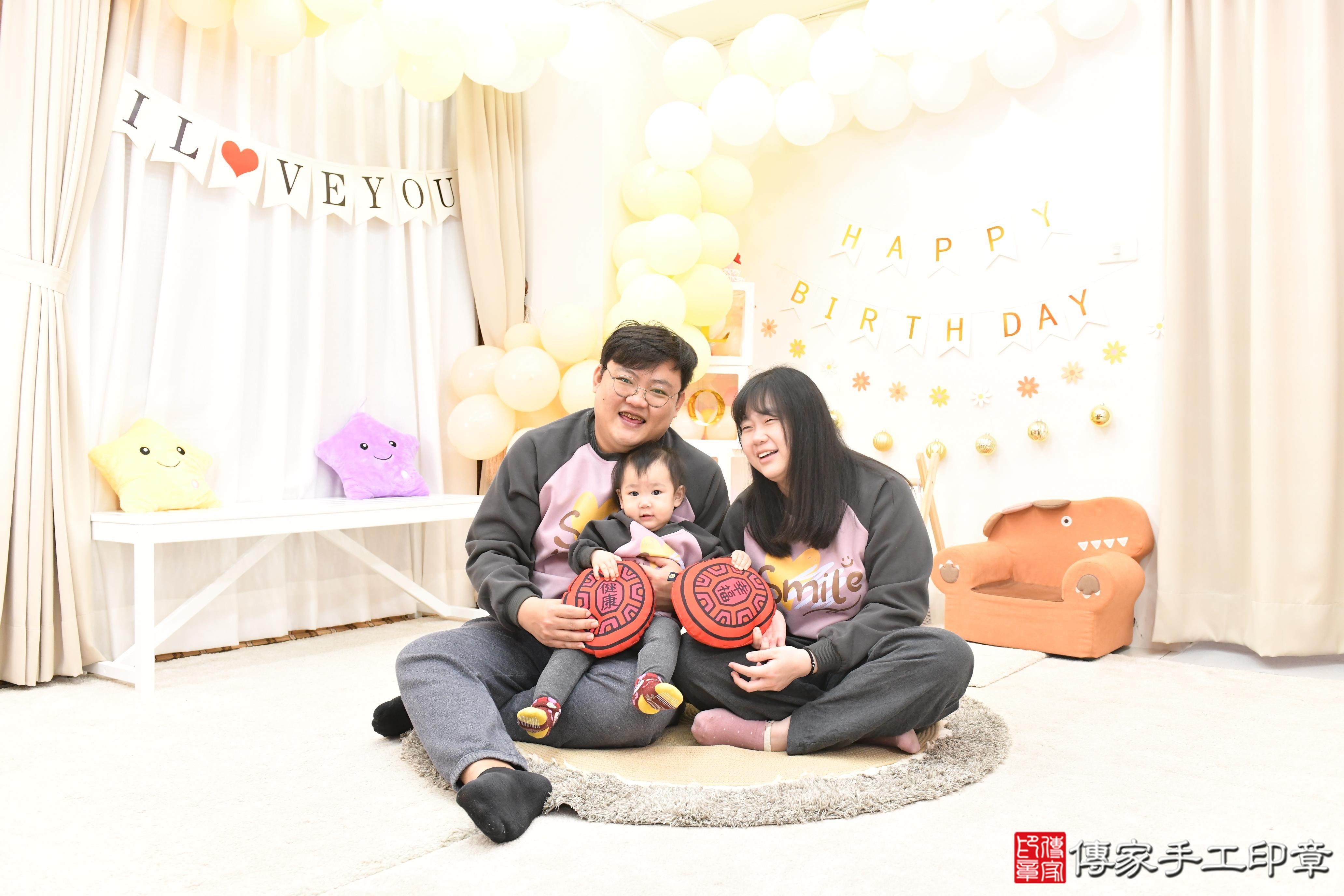 傳家手工印章高雄店、抓周、度脺、美式風會場、傳家嬰兒古禮、吉祥話、抓周道具物品24種、拍照。抓周證書。寶寶抓周、滿周歲、生日快樂、祝福 傳家手工印章高雄店、抓周、度脺、美式風會場、傳家嬰兒古禮、吉祥話、抓周道具物品24種、拍照。抓周證書。寶寶抓周、滿周歲、生日快樂、祝福