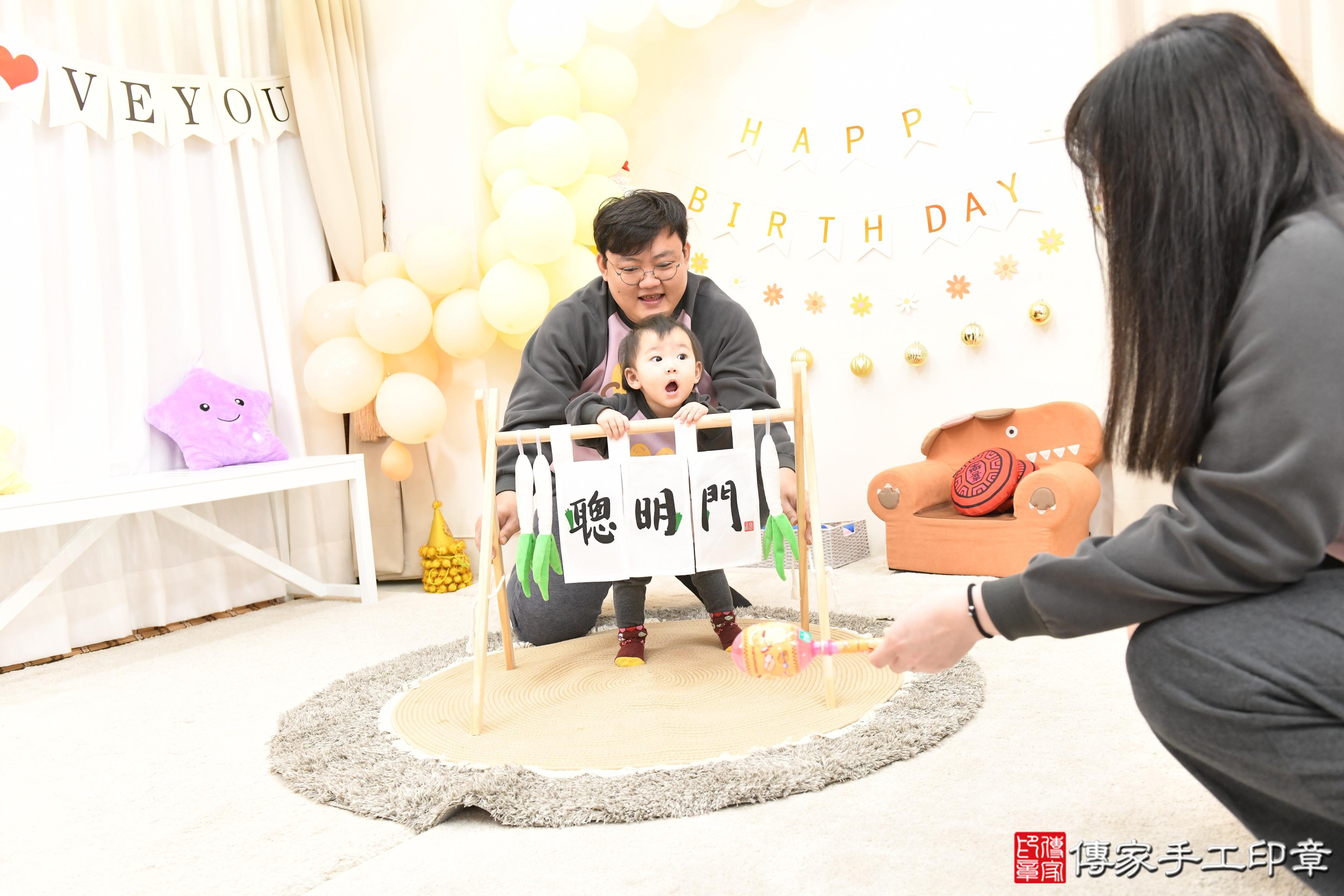 傳家手工印章高雄店、抓周、度脺、美式風會場、傳家嬰兒古禮、吉祥話、抓周道具物品24種、拍照。抓周證書。寶寶抓周、滿周歲、生日快樂、祝福 傳家手工印章高雄店、抓周、度脺、美式風會場、傳家嬰兒古禮、吉祥話、抓周道具物品24種、拍照。抓周證書。寶寶抓周、滿周歲、生日快樂、祝福