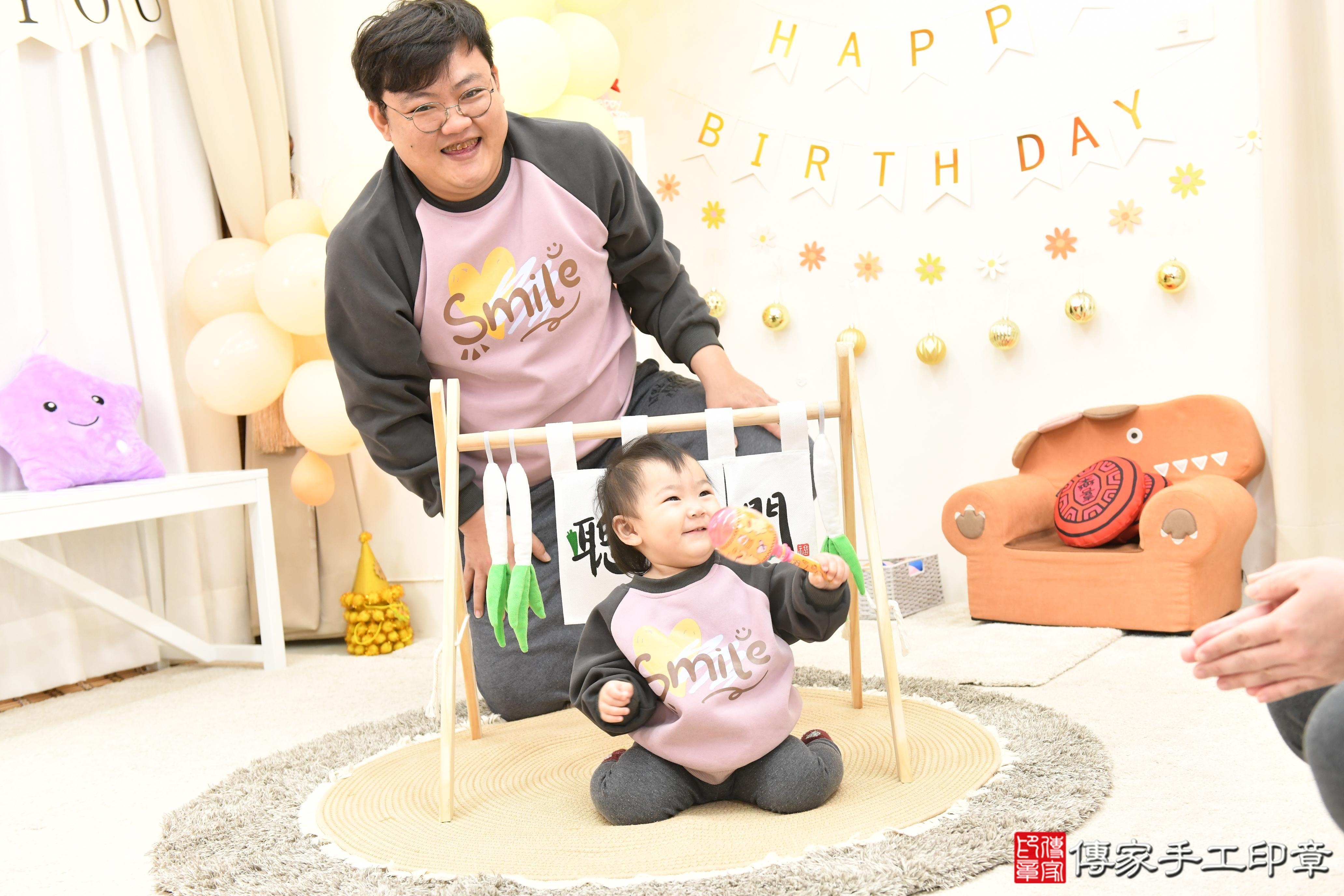 傳家手工印章高雄店、抓周、度脺、美式風會場、傳家嬰兒古禮、吉祥話、抓周道具物品24種、拍照。抓周證書。寶寶抓周、滿周歲、生日快樂、祝福 傳家手工印章高雄店、抓周、度脺、美式風會場、傳家嬰兒古禮、吉祥話、抓周道具物品24種、拍照。抓周證書。寶寶抓周、滿周歲、生日快樂、祝福