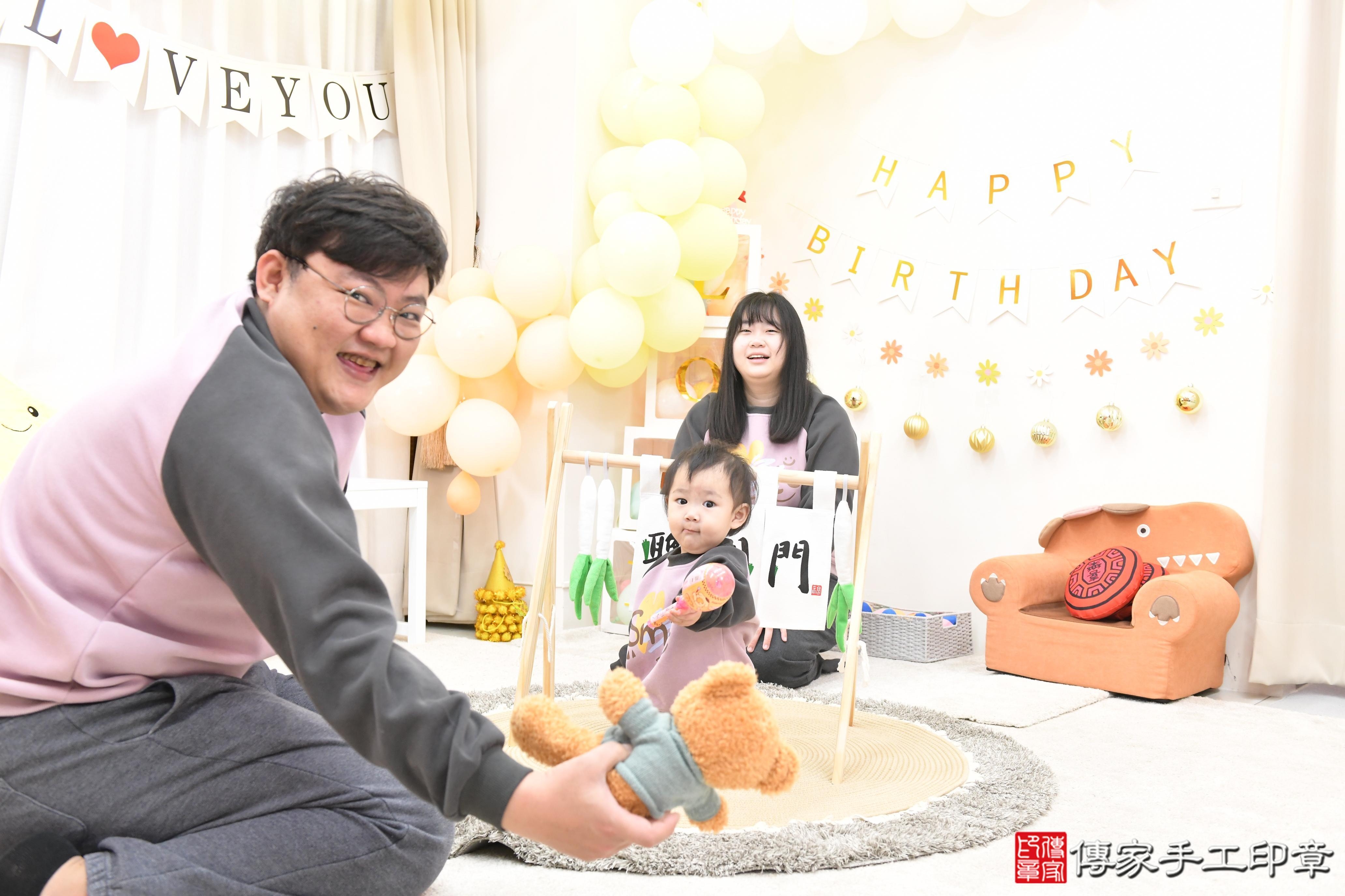 傳家手工印章高雄店、抓周、度脺、美式風會場、傳家嬰兒古禮、吉祥話、抓周道具物品24種、拍照。抓周證書。寶寶抓周、滿周歲、生日快樂、祝福 傳家手工印章高雄店、抓周、度脺、美式風會場、傳家嬰兒古禮、吉祥話、抓周道具物品24種、拍照。抓周證書。寶寶抓周、滿周歲、生日快樂、祝福