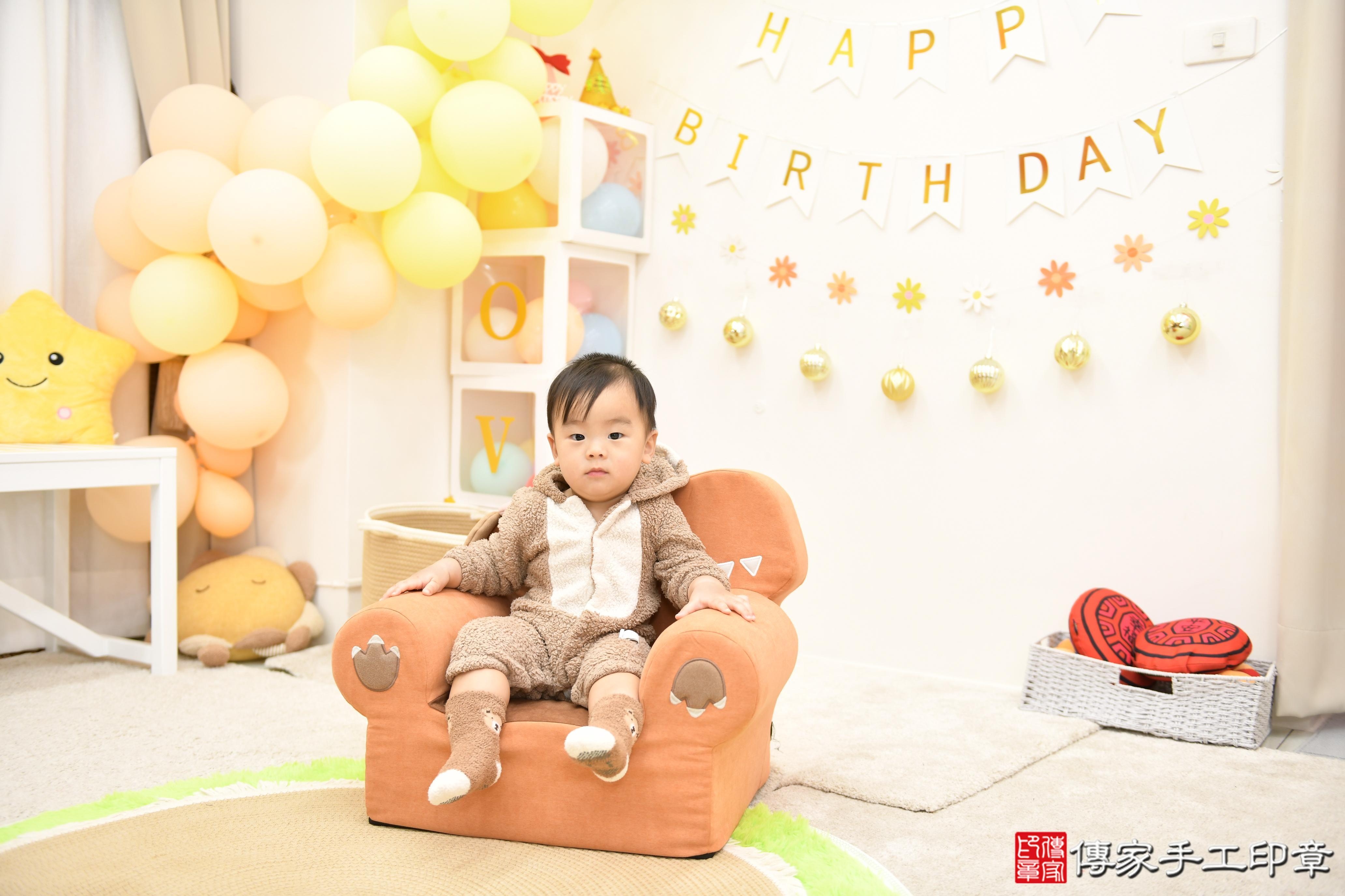 傳家手工印章高雄店、抓周、度脺、美式風會場、傳家嬰兒古禮、吉祥話、抓周道具物品24種、拍照。抓周證書。寶寶抓周、滿周歲、生日快樂、祝福 傳家手工印章高雄店、抓周、度脺、美式風會場、傳家嬰兒古禮、吉祥話、抓周道具物品24種、拍照。抓周證書。寶寶抓周、滿周歲、生日快樂、祝福