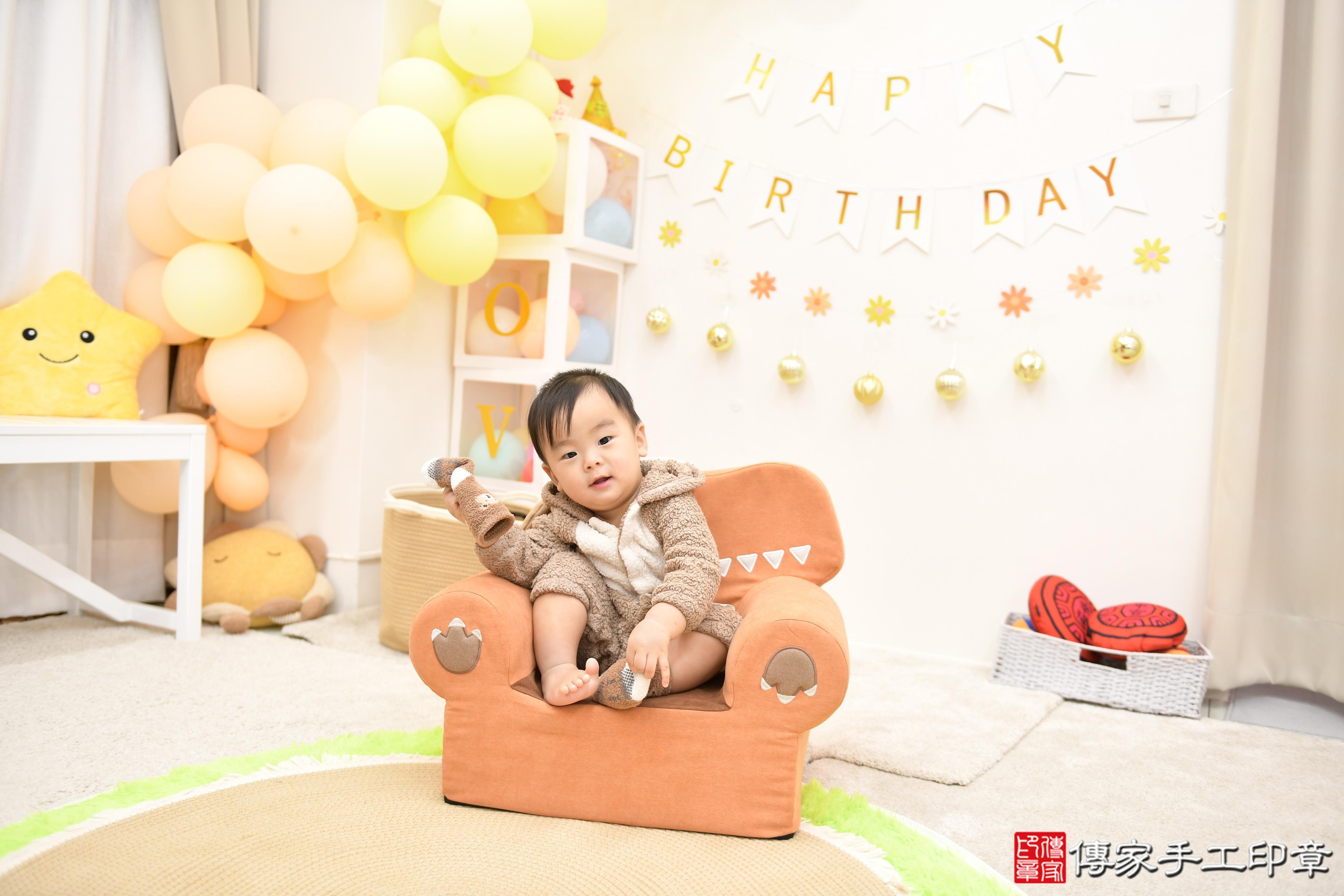 傳家手工印章高雄店、抓周、度脺、美式風會場、傳家嬰兒古禮、吉祥話、抓周道具物品24種、拍照。抓周證書。寶寶抓周、滿周歲、生日快樂、祝福 傳家手工印章高雄店、抓周、度脺、美式風會場、傳家嬰兒古禮、吉祥話、抓周道具物品24種、拍照。抓周證書。寶寶抓周、滿周歲、生日快樂、祝福