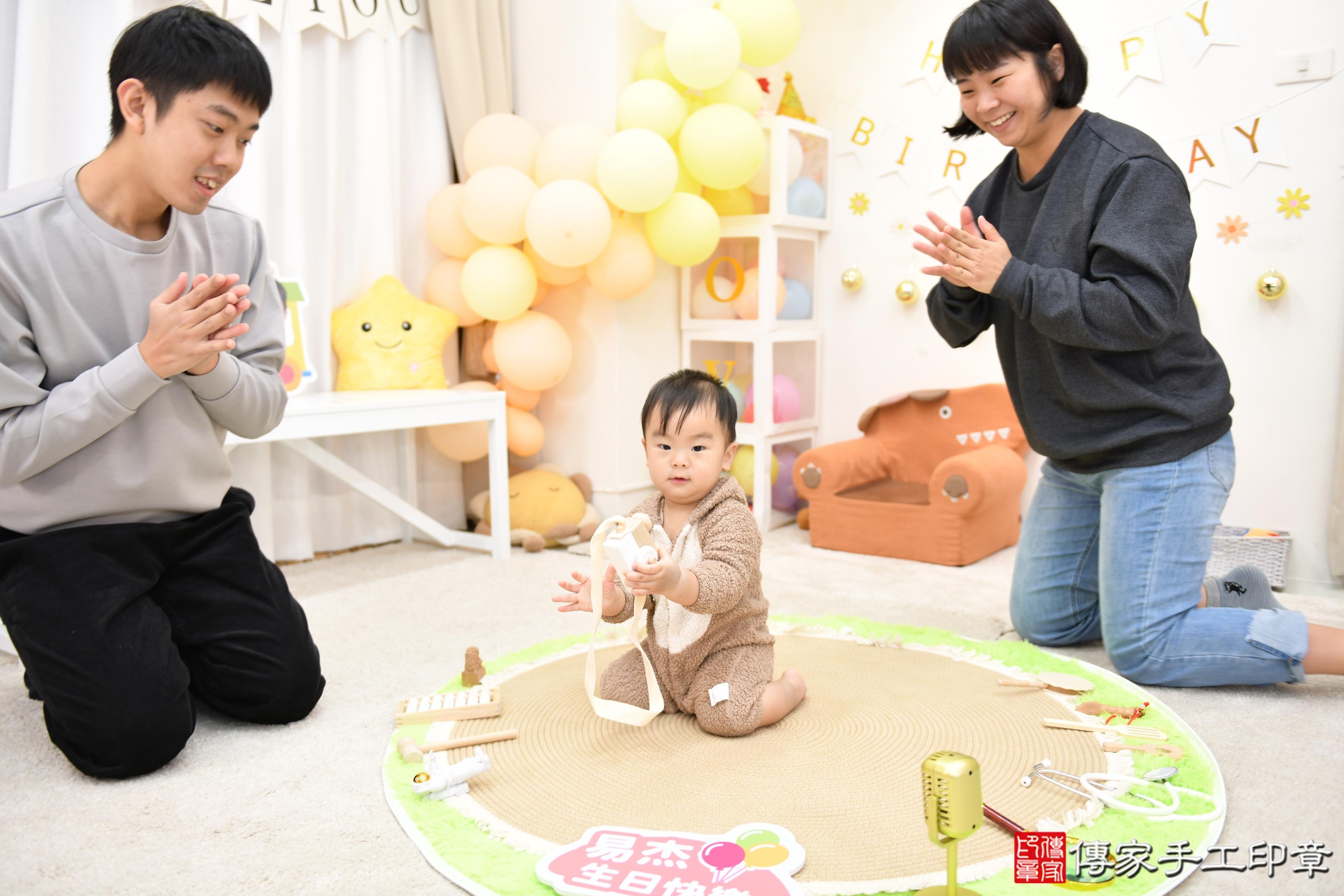 傳家手工印章高雄店、抓周、度脺、美式風會場、傳家嬰兒古禮、吉祥話、抓周道具物品24種、拍照。抓周證書。寶寶抓周、滿周歲、生日快樂、祝福 傳家手工印章高雄店、抓周、度脺、美式風會場、傳家嬰兒古禮、吉祥話、抓周道具物品24種、拍照。抓周證書。寶寶抓周、滿周歲、生日快樂、祝福