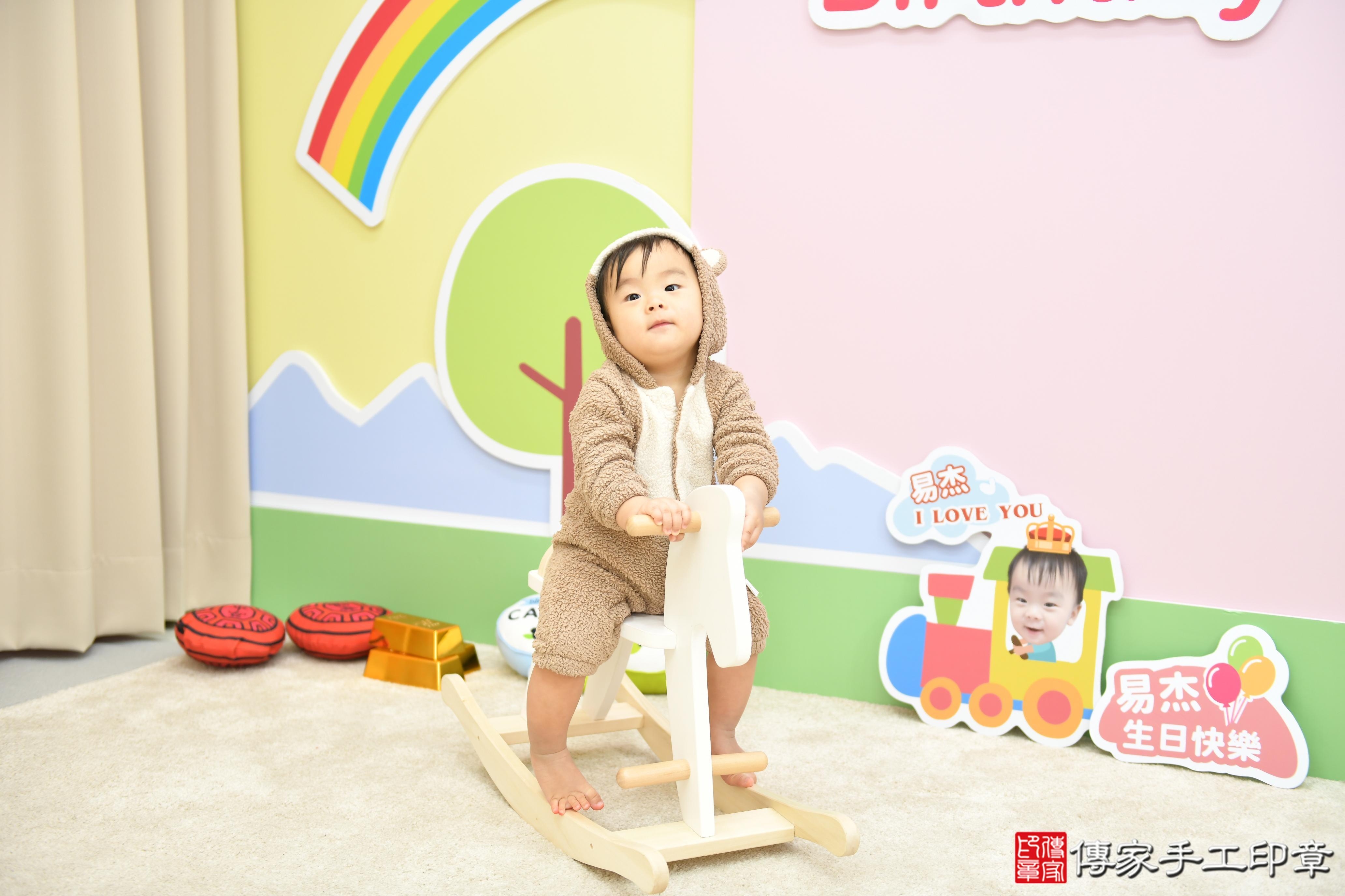 傳家手工印章高雄店、抓周、度脺、美式風會場、傳家嬰兒古禮、吉祥話、抓周道具物品24種、拍照。抓周證書。寶寶抓周、滿周歲、生日快樂、祝福 傳家手工印章高雄店、抓周、度脺、美式風會場、傳家嬰兒古禮、吉祥話、抓周道具物品24種、拍照。抓周證書。寶寶抓周、滿周歲、生日快樂、祝福