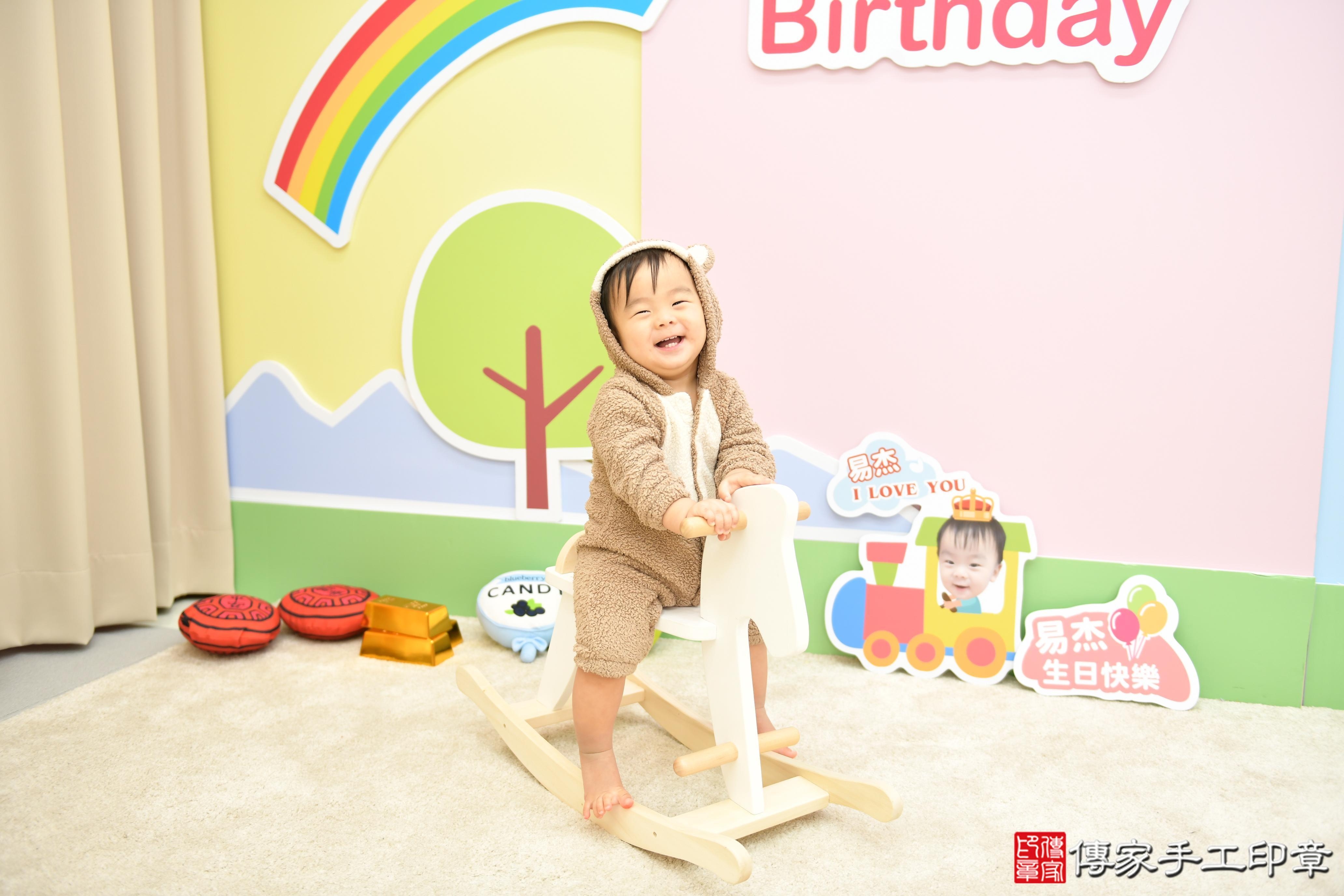 傳家手工印章高雄店、抓周、度脺、美式風會場、傳家嬰兒古禮、吉祥話、抓周道具物品24種、拍照。抓周證書。寶寶抓周、滿周歲、生日快樂、祝福 傳家手工印章高雄店、抓周、度脺、美式風會場、傳家嬰兒古禮、吉祥話、抓周道具物品24種、拍照。抓周證書。寶寶抓周、滿周歲、生日快樂、祝福