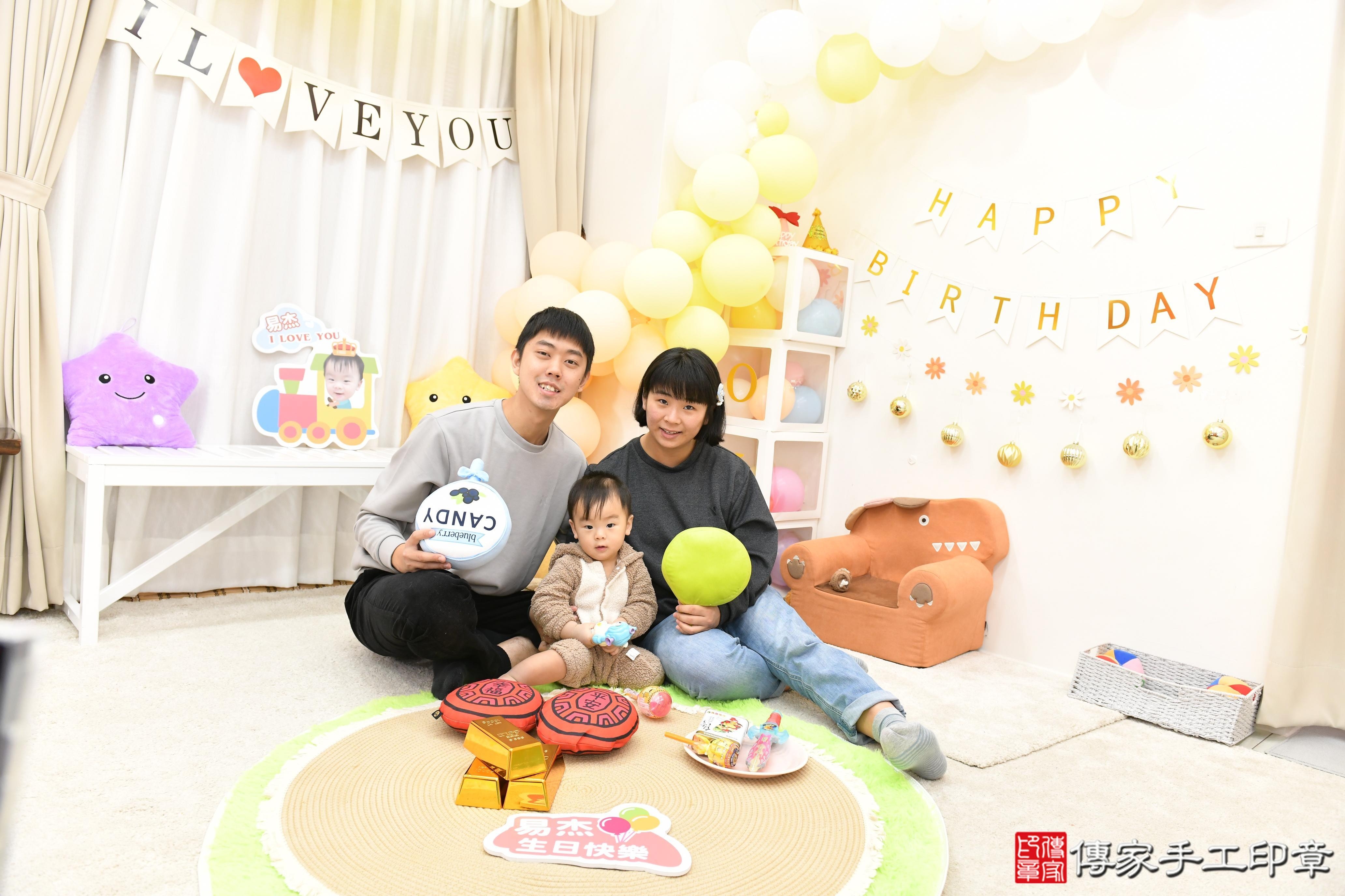 傳家手工印章高雄店、抓周、度脺、美式風會場、傳家嬰兒古禮、吉祥話、抓周道具物品24種、拍照。抓周證書。寶寶抓周、滿周歲、生日快樂、祝福 傳家手工印章高雄店、抓周、度脺、美式風會場、傳家嬰兒古禮、吉祥話、抓周道具物品24種、拍照。抓周證書。寶寶抓周、滿周歲、生日快樂、祝福