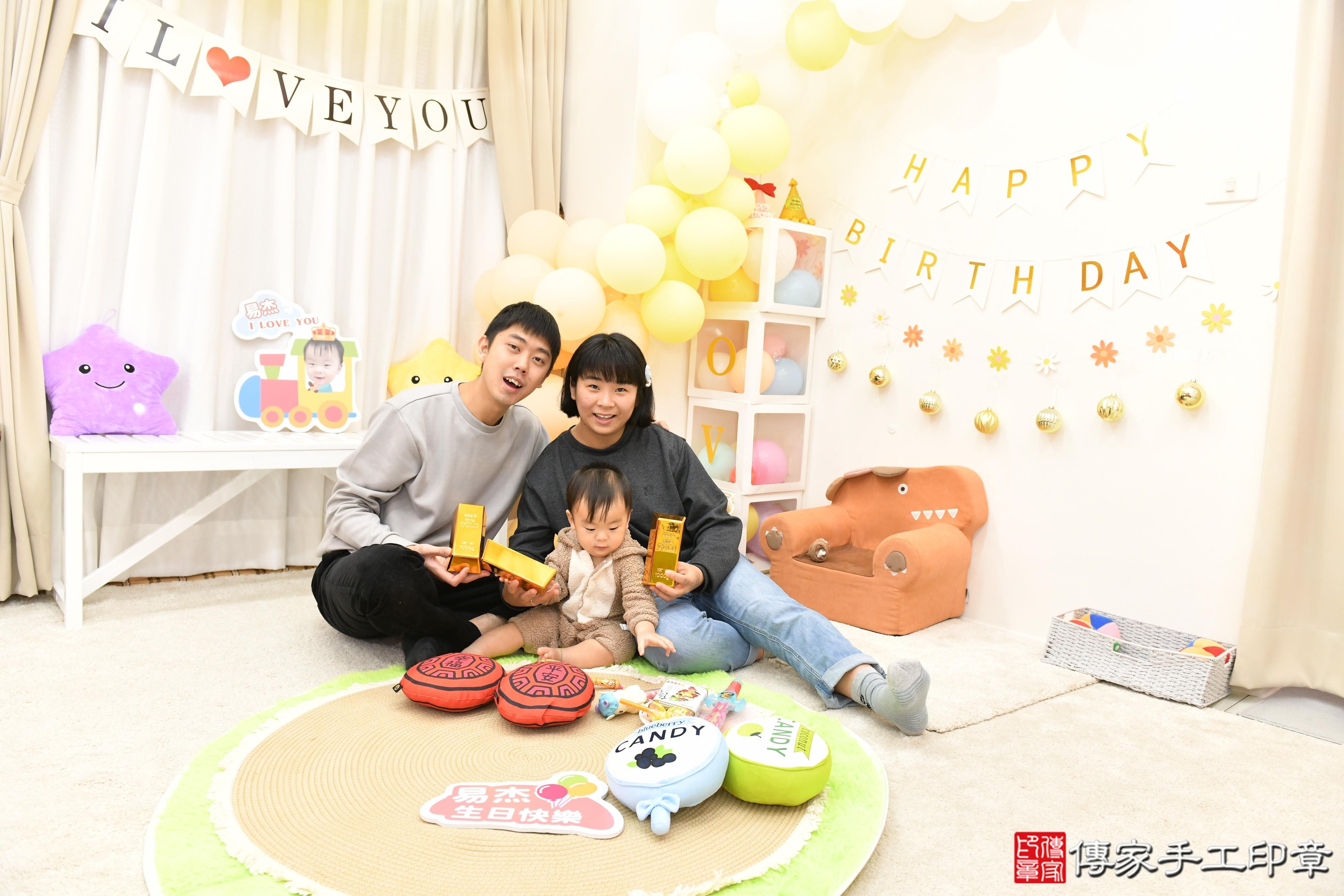 傳家手工印章高雄店、抓周、度脺、美式風會場、傳家嬰兒古禮、吉祥話、抓周道具物品24種、拍照。抓周證書。寶寶抓周、滿周歲、生日快樂、祝福 傳家手工印章高雄店、抓周、度脺、美式風會場、傳家嬰兒古禮、吉祥話、抓周道具物品24種、拍照。抓周證書。寶寶抓周、滿周歲、生日快樂、祝福