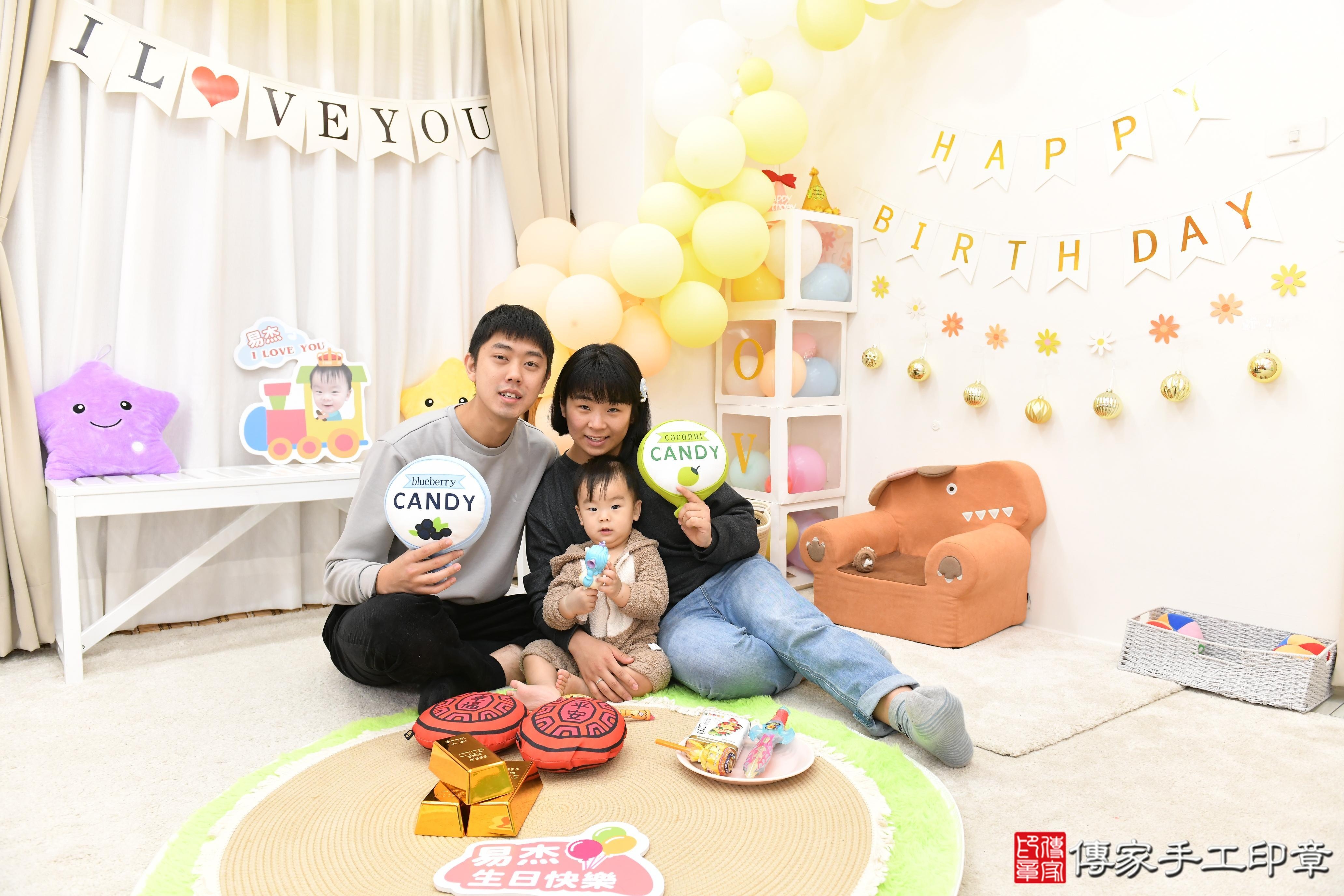 傳家手工印章高雄店、抓周、度脺、美式風會場、傳家嬰兒古禮、吉祥話、抓周道具物品24種、拍照。抓周證書。寶寶抓周、滿周歲、生日快樂、祝福 傳家手工印章高雄店、抓周、度脺、美式風會場、傳家嬰兒古禮、吉祥話、抓周道具物品24種、拍照。抓周證書。寶寶抓周、滿周歲、生日快樂、祝福