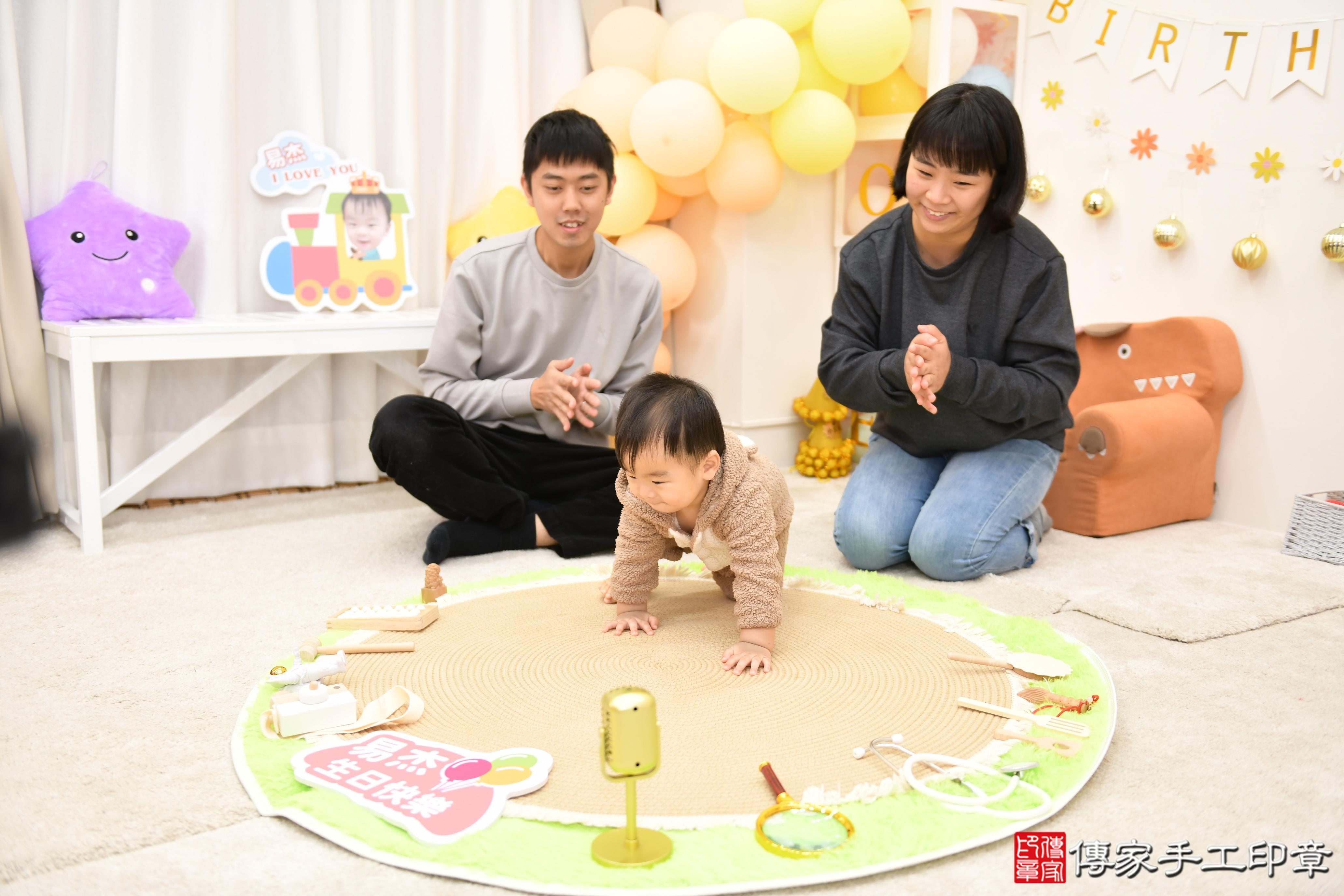 傳家手工印章高雄店、抓周、度脺、美式風會場、傳家嬰兒古禮、吉祥話、抓周道具物品24種、拍照。抓周證書。寶寶抓周、滿周歲、生日快樂、祝福 傳家手工印章高雄店、抓周、度脺、美式風會場、傳家嬰兒古禮、吉祥話、抓周道具物品24種、拍照。抓周證書。寶寶抓周、滿周歲、生日快樂、祝福