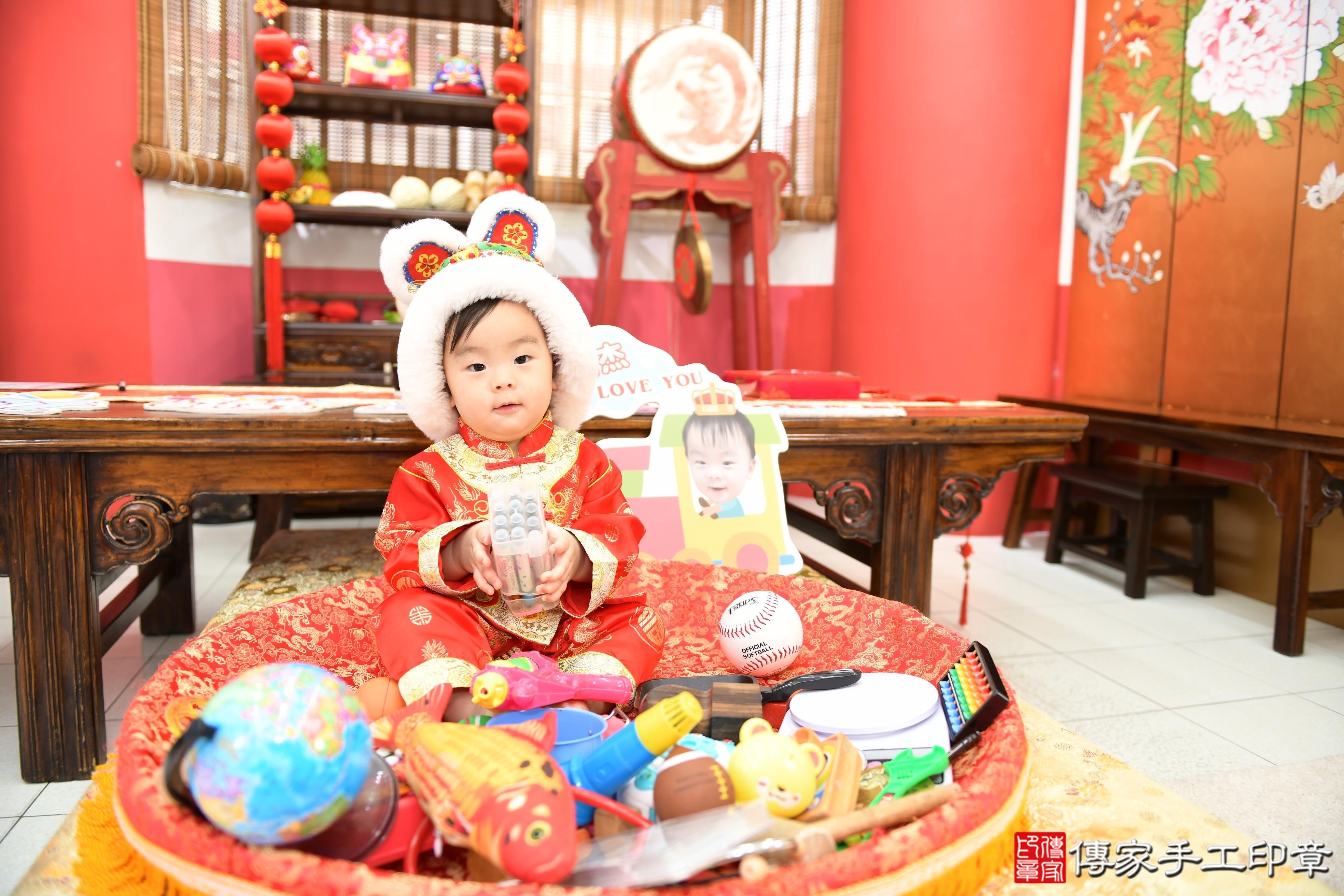 傳家手工印章高雄店、抓周、度脺、美式風會場、傳家嬰兒古禮、吉祥話、抓周道具物品24種、拍照。抓周證書。寶寶抓周、滿周歲、生日快樂、祝福 傳家手工印章高雄店、抓周、度脺、美式風會場、傳家嬰兒古禮、吉祥話、抓周道具物品24種、拍照。抓周證書。寶寶抓周、滿周歲、生日快樂、祝福