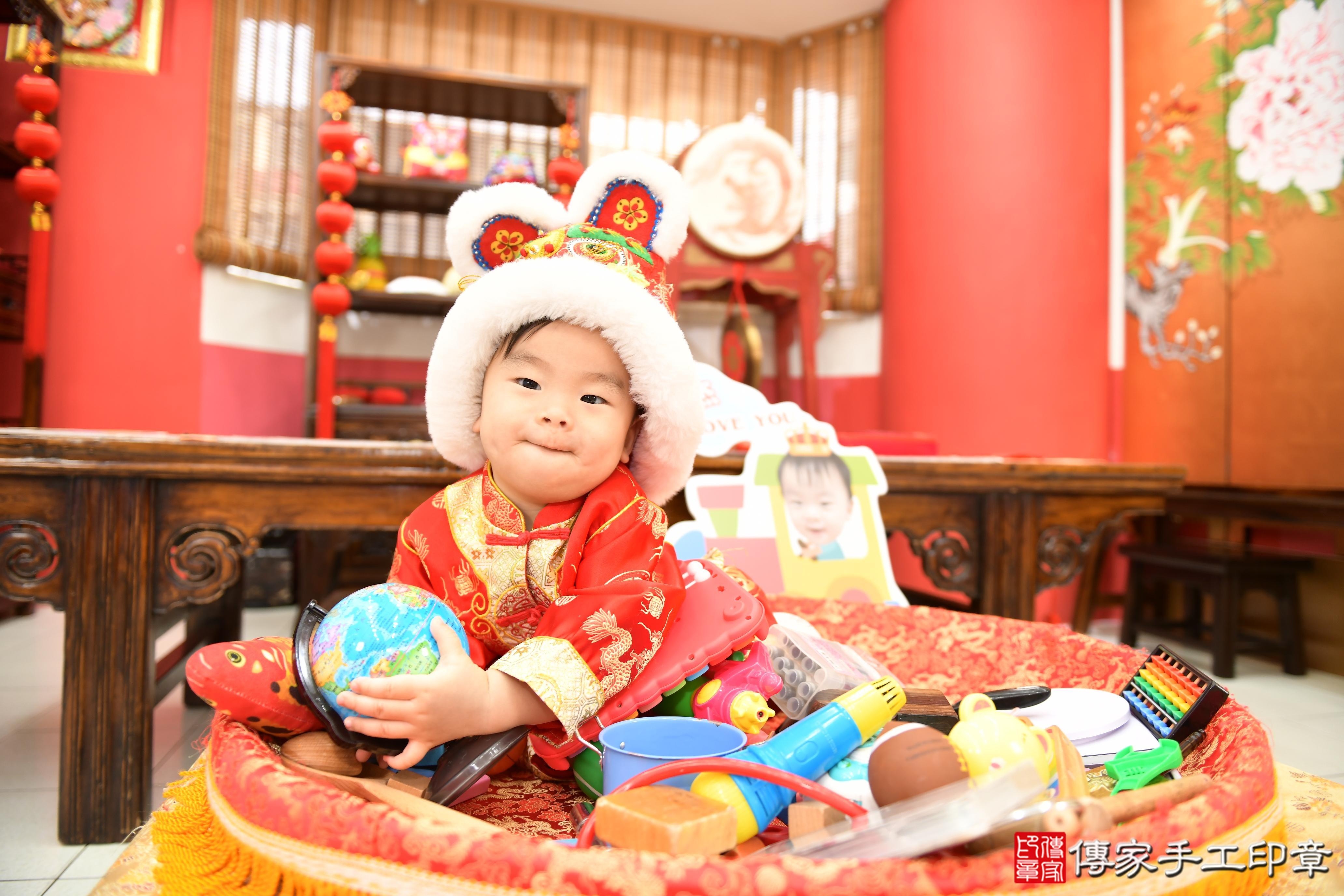 傳家手工印章高雄店、抓周、度脺、美式風會場、傳家嬰兒古禮、吉祥話、抓周道具物品24種、拍照。抓周證書。寶寶抓周、滿周歲、生日快樂、祝福 傳家手工印章高雄店、抓周、度脺、美式風會場、傳家嬰兒古禮、吉祥話、抓周道具物品24種、拍照。抓周證書。寶寶抓周、滿周歲、生日快樂、祝福