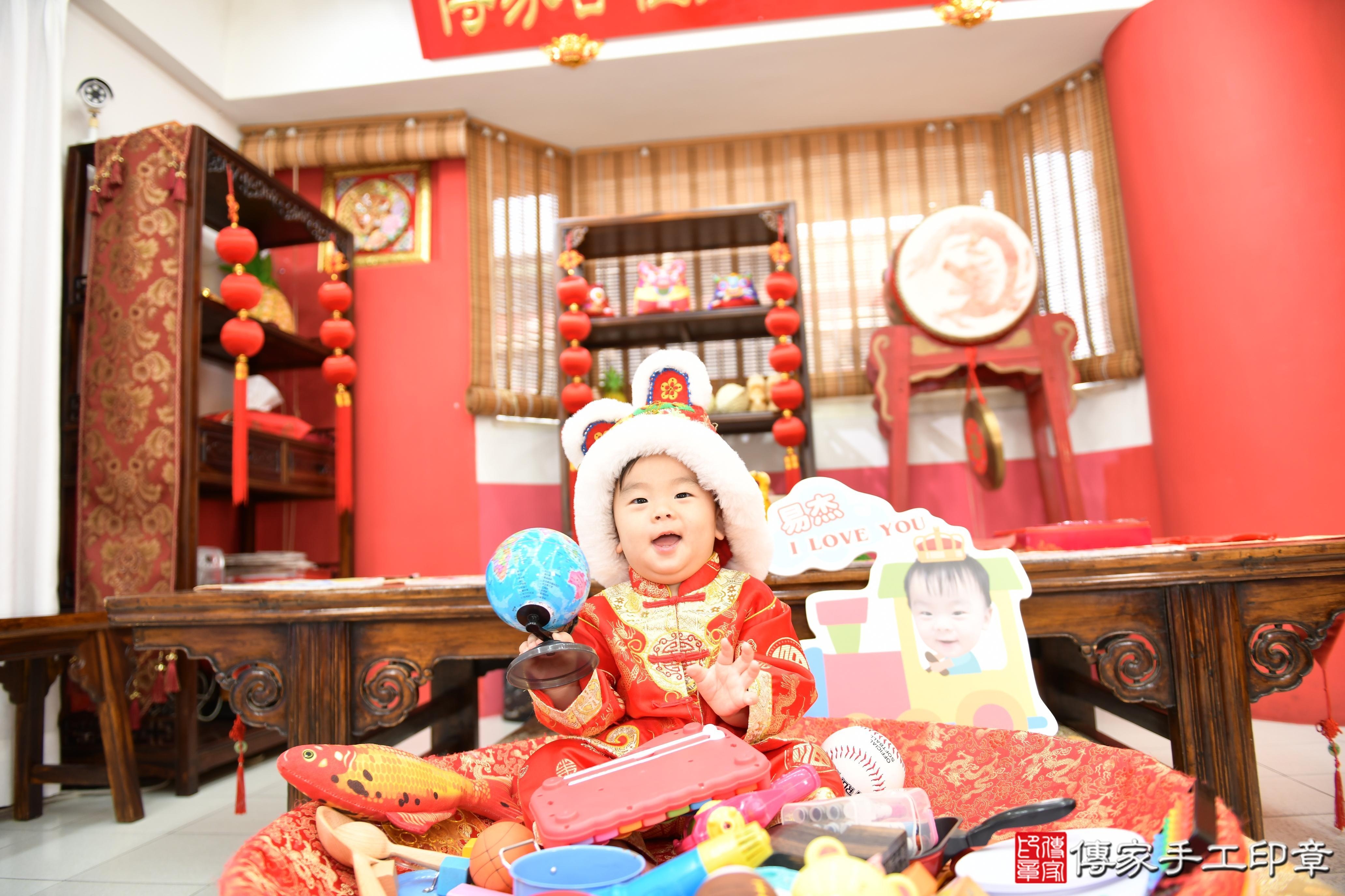 傳家手工印章高雄店、抓周、度脺、美式風會場、傳家嬰兒古禮、吉祥話、抓周道具物品24種、拍照。抓周證書。寶寶抓周、滿周歲、生日快樂、祝福 傳家手工印章高雄店、抓周、度脺、美式風會場、傳家嬰兒古禮、吉祥話、抓周道具物品24種、拍照。抓周證書。寶寶抓周、滿周歲、生日快樂、祝福