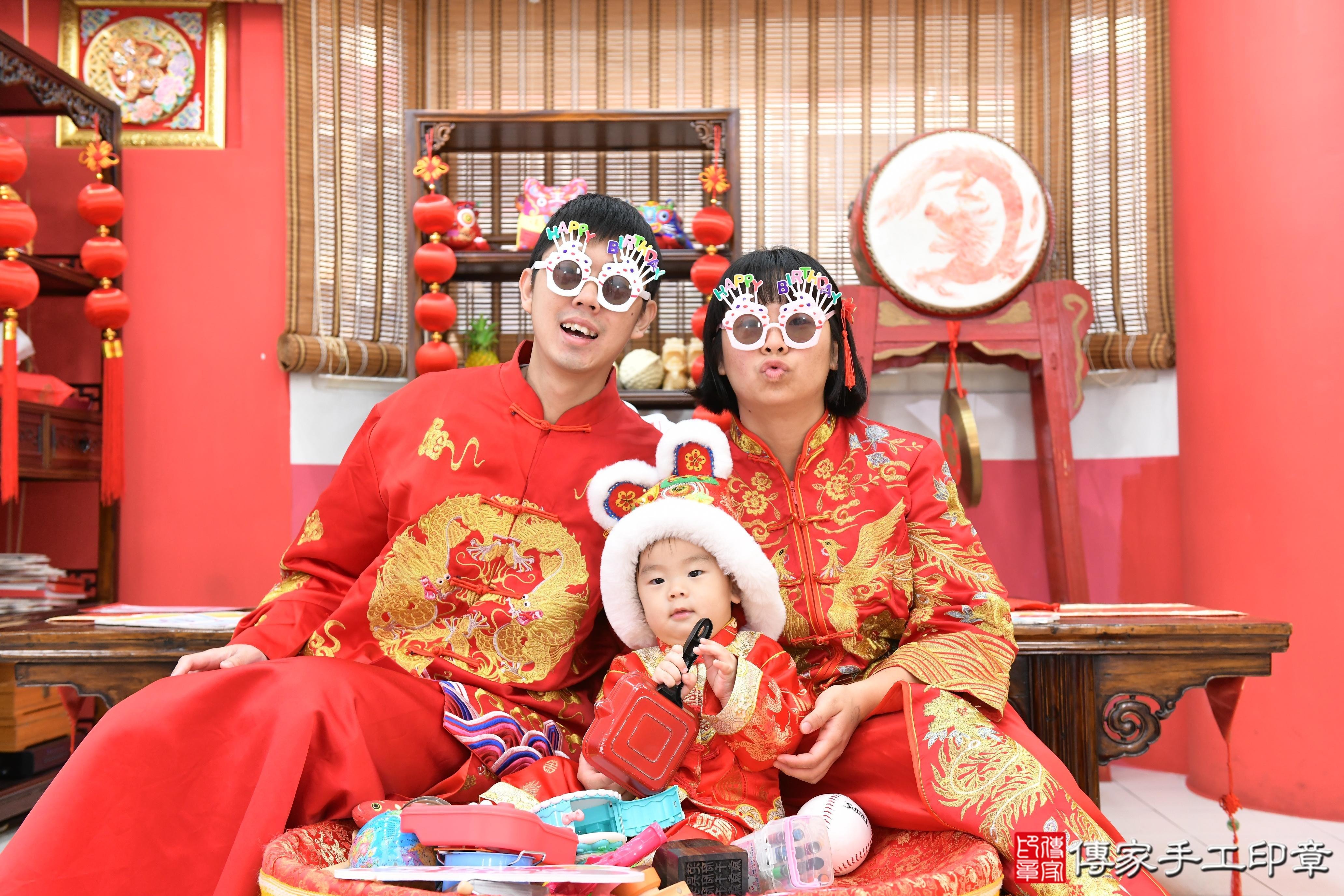 傳家手工印章高雄店、抓周、度脺、美式風會場、傳家嬰兒古禮、吉祥話、抓周道具物品24種、拍照。抓周證書。寶寶抓周、滿周歲、生日快樂、祝福 傳家手工印章高雄店、抓周、度脺、美式風會場、傳家嬰兒古禮、吉祥話、抓周道具物品24種、拍照。抓周證書。寶寶抓周、滿周歲、生日快樂、祝福