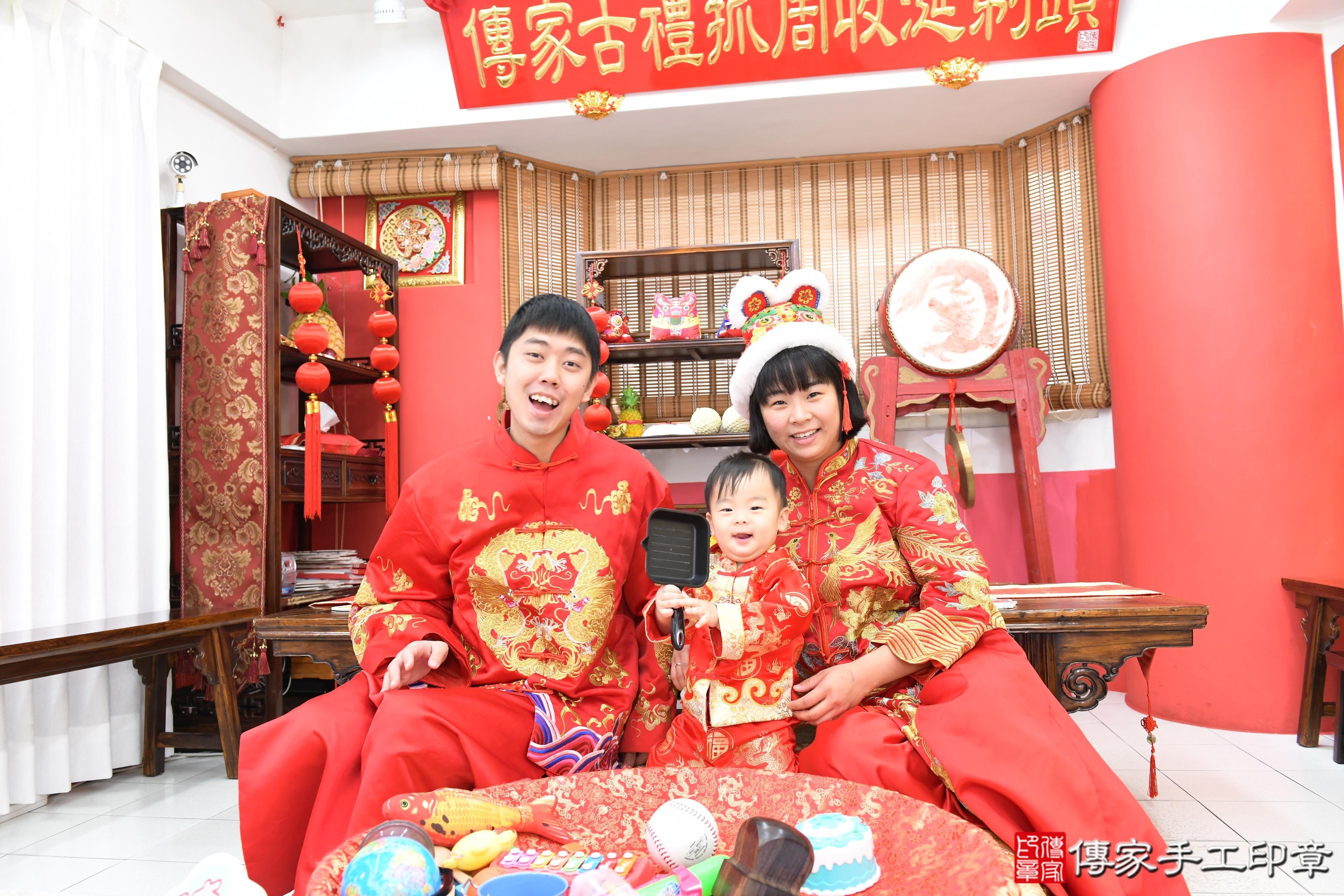 傳家手工印章高雄店、抓周、度脺、美式風會場、傳家嬰兒古禮、吉祥話、抓周道具物品24種、拍照。抓周證書。寶寶抓周、滿周歲、生日快樂、祝福 傳家手工印章高雄店、抓周、度脺、美式風會場、傳家嬰兒古禮、吉祥話、抓周道具物品24種、拍照。抓周證書。寶寶抓周、滿周歲、生日快樂、祝福