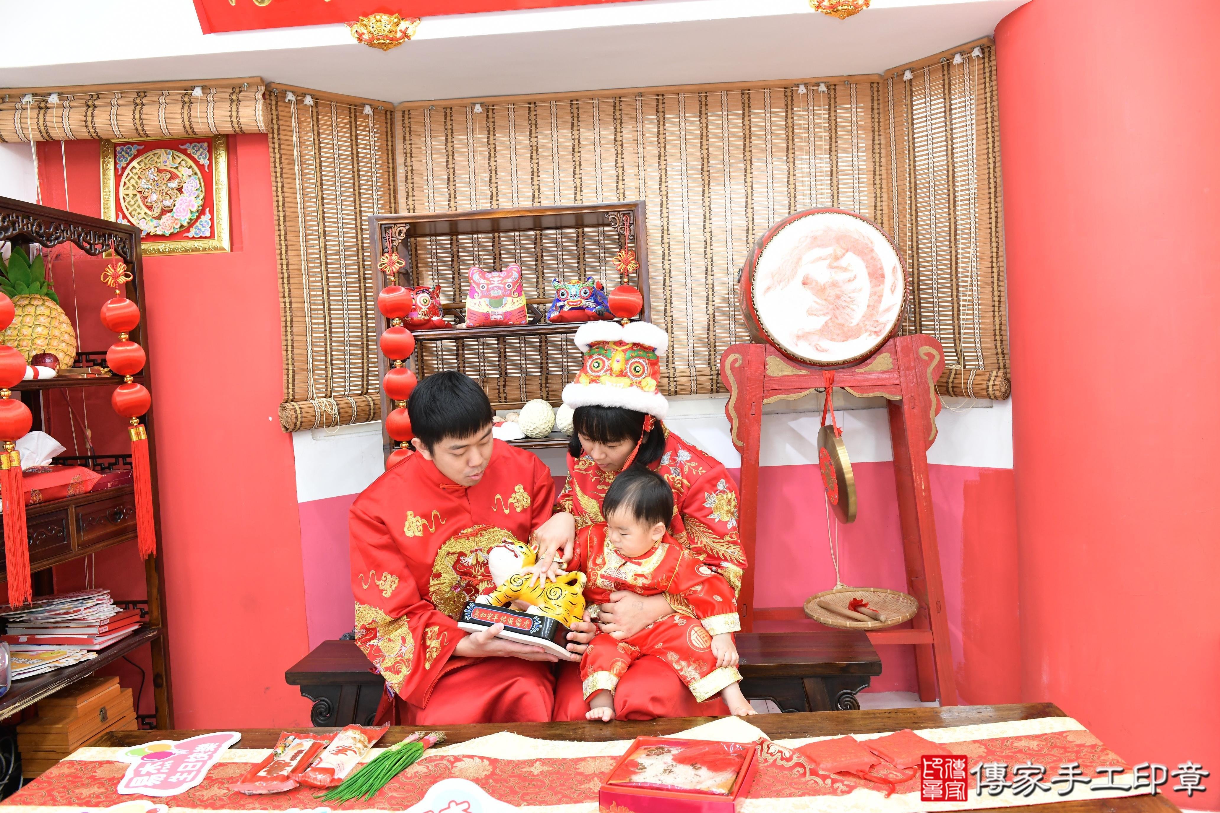 傳家手工印章高雄店、抓周、度脺、美式風會場、傳家嬰兒古禮、吉祥話、抓周道具物品24種、拍照。抓周證書。寶寶抓周、滿周歲、生日快樂、祝福 傳家手工印章高雄店、抓周、度脺、美式風會場、傳家嬰兒古禮、吉祥話、抓周道具物品24種、拍照。抓周證書。寶寶抓周、滿周歲、生日快樂、祝福