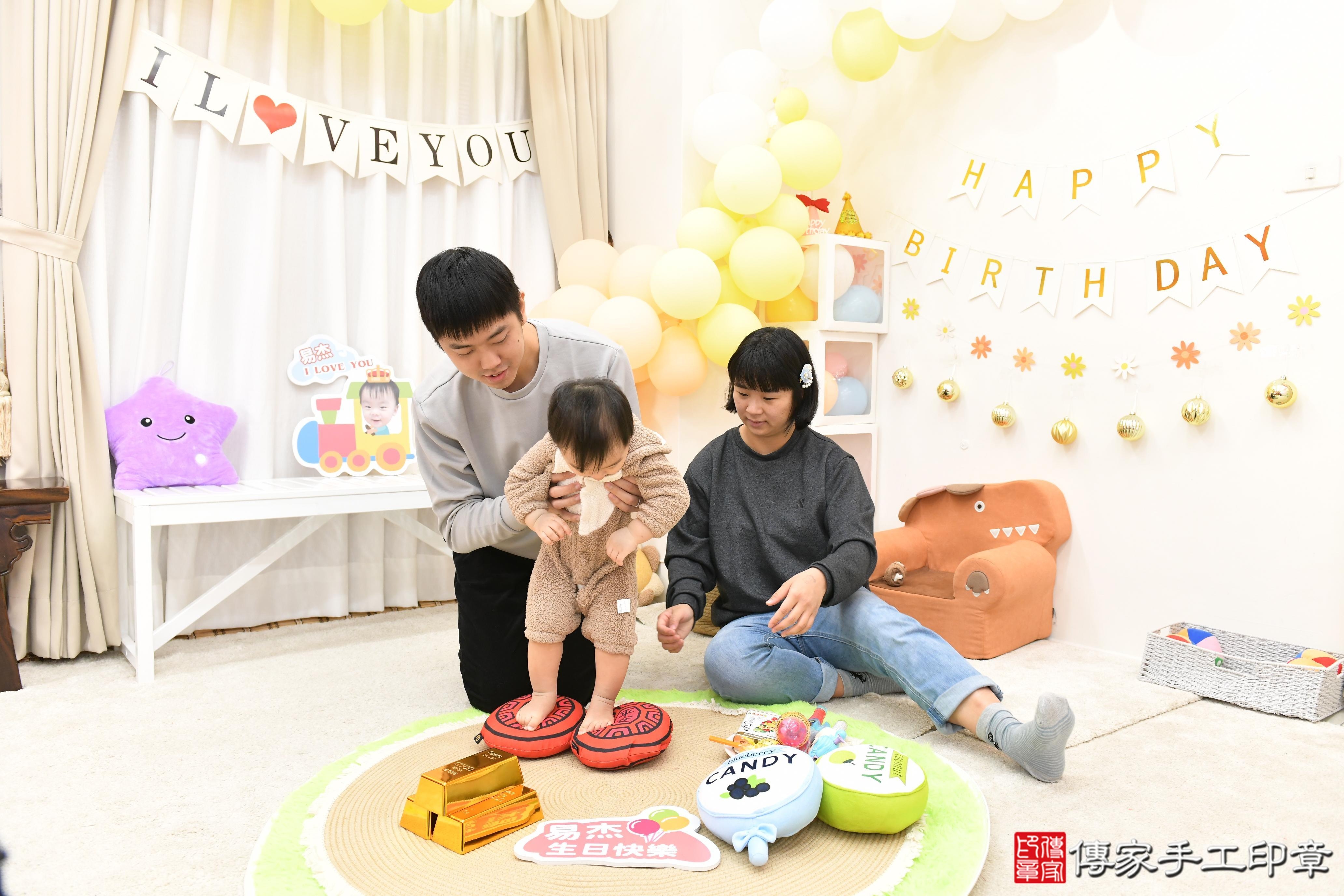 傳家手工印章高雄店、抓周、度脺、美式風會場、傳家嬰兒古禮、吉祥話、抓周道具物品24種、拍照。抓周證書。寶寶抓周、滿周歲、生日快樂、祝福 傳家手工印章高雄店、抓周、度脺、美式風會場、傳家嬰兒古禮、吉祥話、抓周道具物品24種、拍照。抓周證書。寶寶抓周、滿周歲、生日快樂、祝福