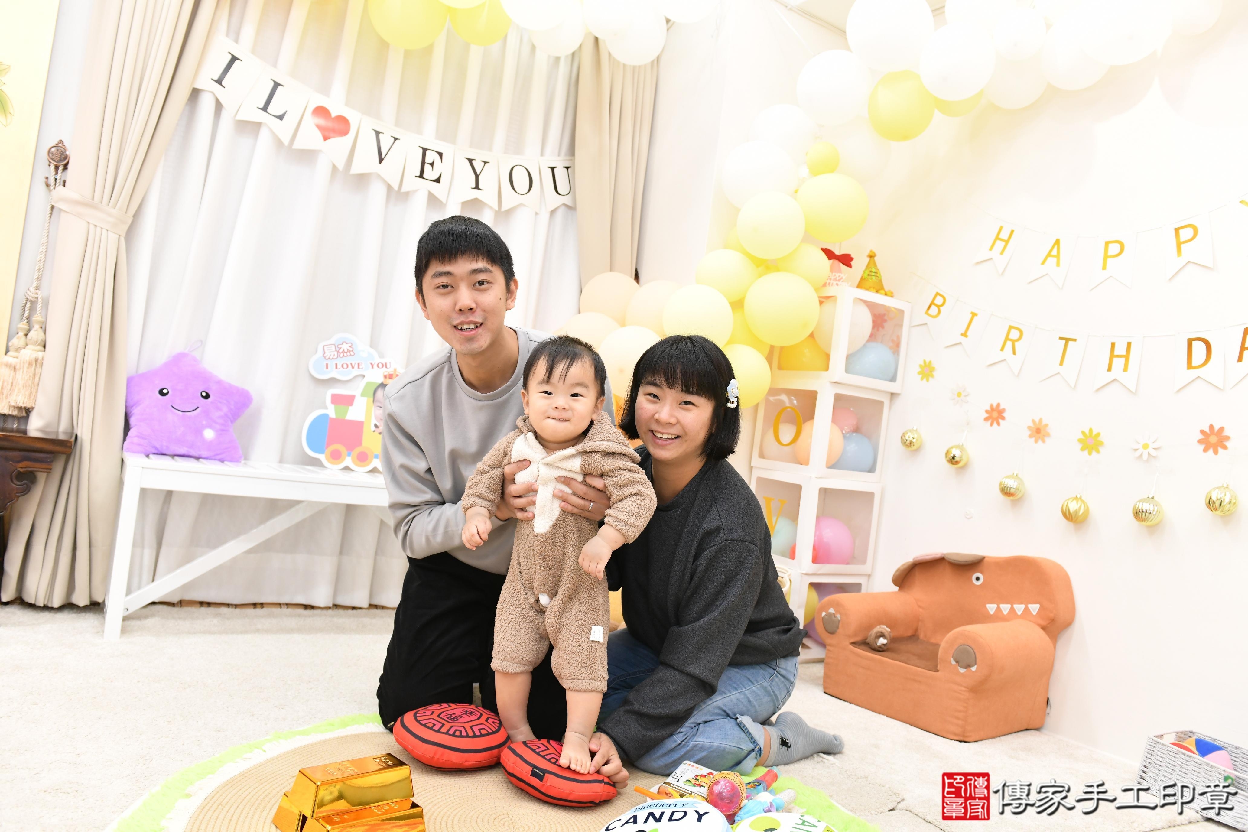 傳家手工印章高雄店、抓周、度脺、美式風會場、傳家嬰兒古禮、吉祥話、抓周道具物品24種、拍照。抓周證書。寶寶抓周、滿周歲、生日快樂、祝福 傳家手工印章高雄店、抓周、度脺、美式風會場、傳家嬰兒古禮、吉祥話、抓周道具物品24種、拍照。抓周證書。寶寶抓周、滿周歲、生日快樂、祝福