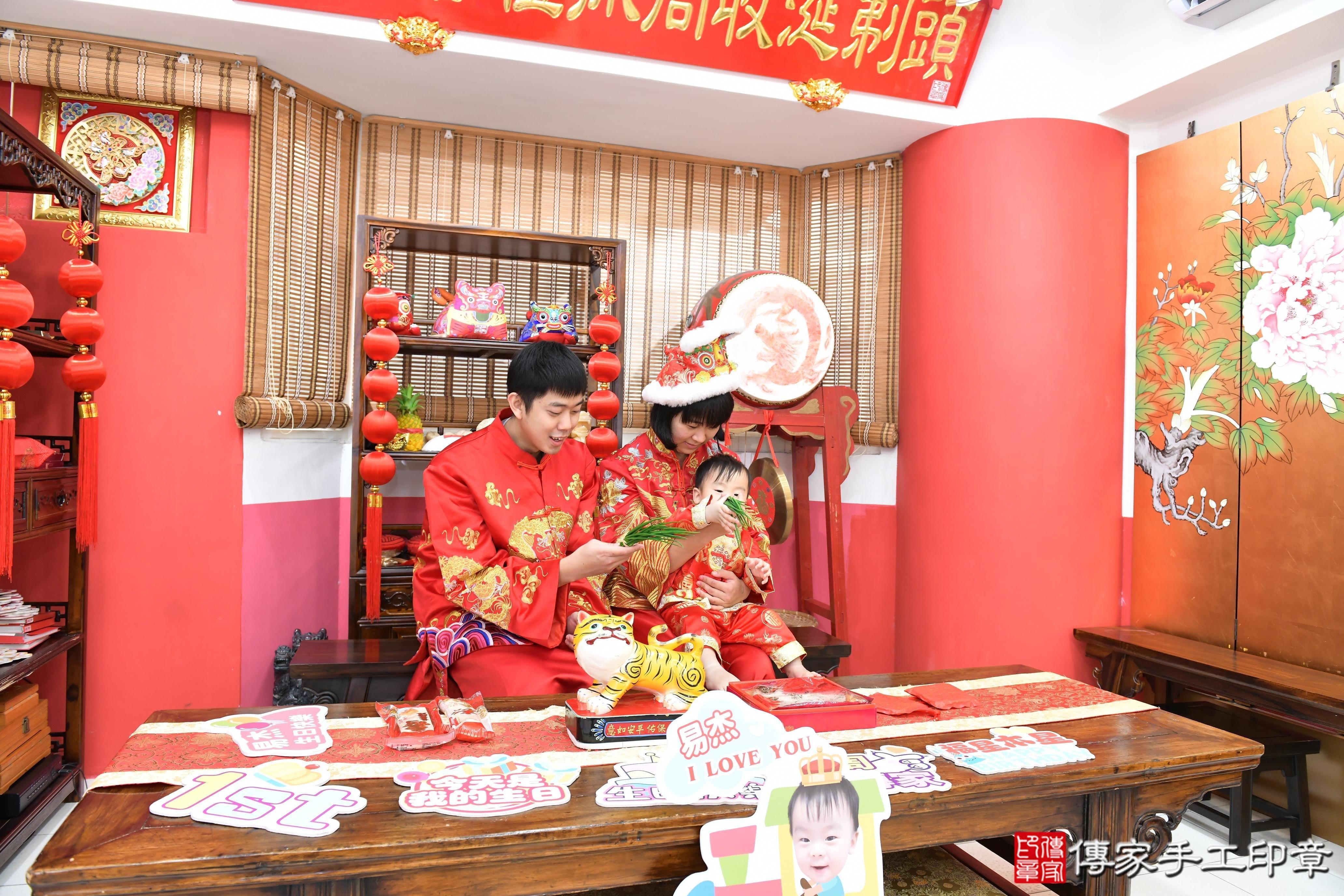 傳家手工印章高雄店、抓周、度脺、美式風會場、傳家嬰兒古禮、吉祥話、抓周道具物品24種、拍照。抓周證書。寶寶抓周、滿周歲、生日快樂、祝福 傳家手工印章高雄店、抓周、度脺、美式風會場、傳家嬰兒古禮、吉祥話、抓周道具物品24種、拍照。抓周證書。寶寶抓周、滿周歲、生日快樂、祝福