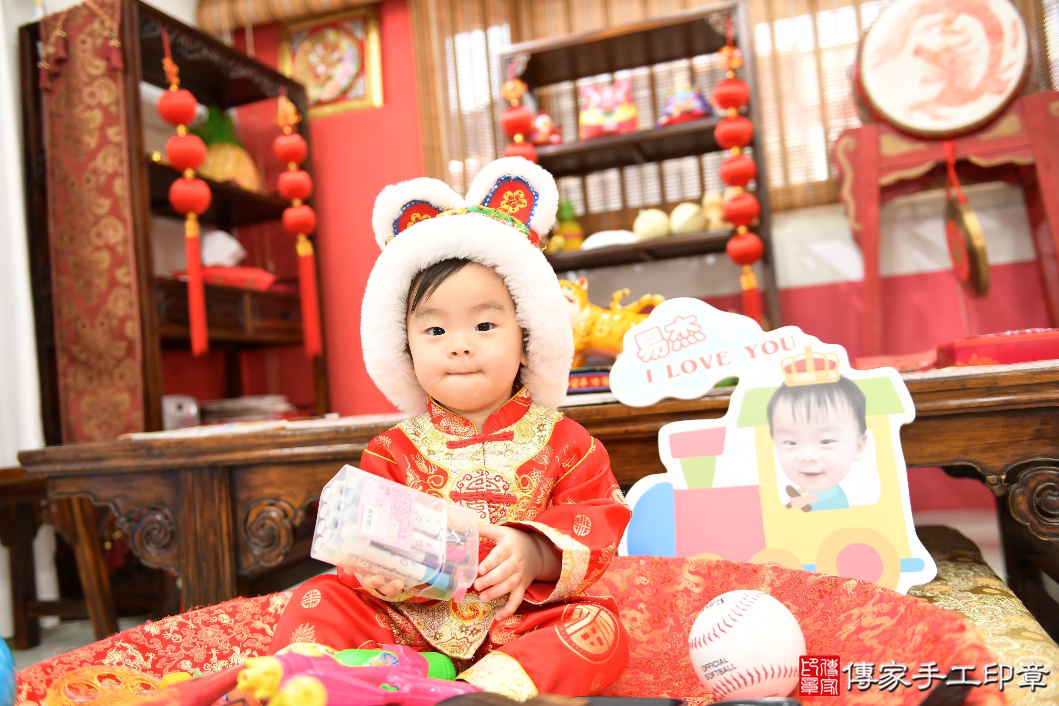 傳家手工印章高雄店、抓周、度脺、美式風會場、傳家嬰兒古禮、吉祥話、抓周道具物品24種、拍照。抓周證書。寶寶抓周、滿周歲、生日快樂、祝福