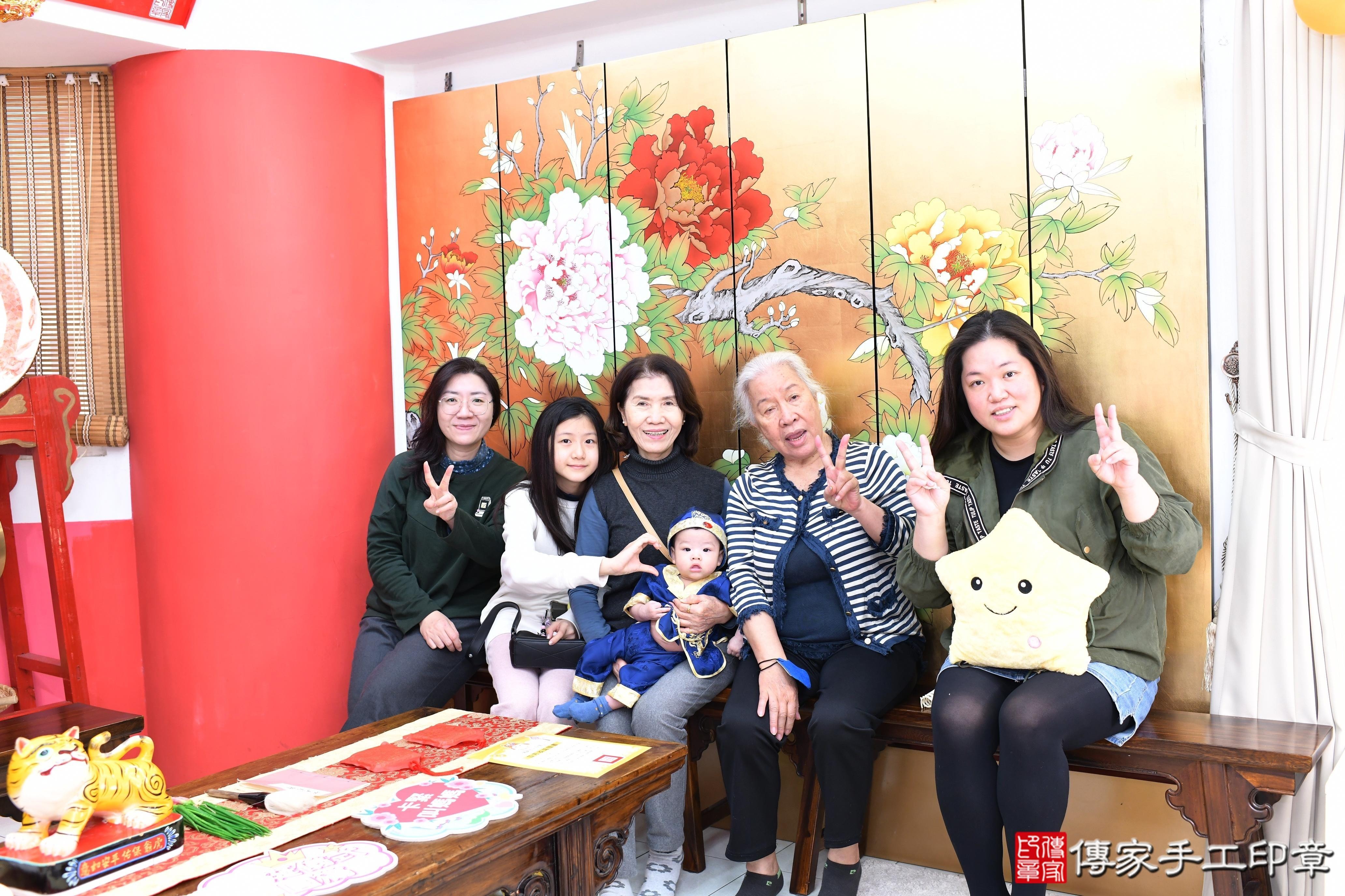 傳家手工印章高雄店、抓周、度脺、美式風會場、傳家嬰兒古禮、吉祥話、抓周道具物品24種、拍照。抓周證書。寶寶抓周、滿周歲、生日快樂、祝福 傳家手工印章高雄店、抓周、度脺、美式風會場、傳家嬰兒古禮、吉祥話、抓周道具物品24種、拍照。抓周證書。寶寶抓周、滿周歲、生日快樂、祝福