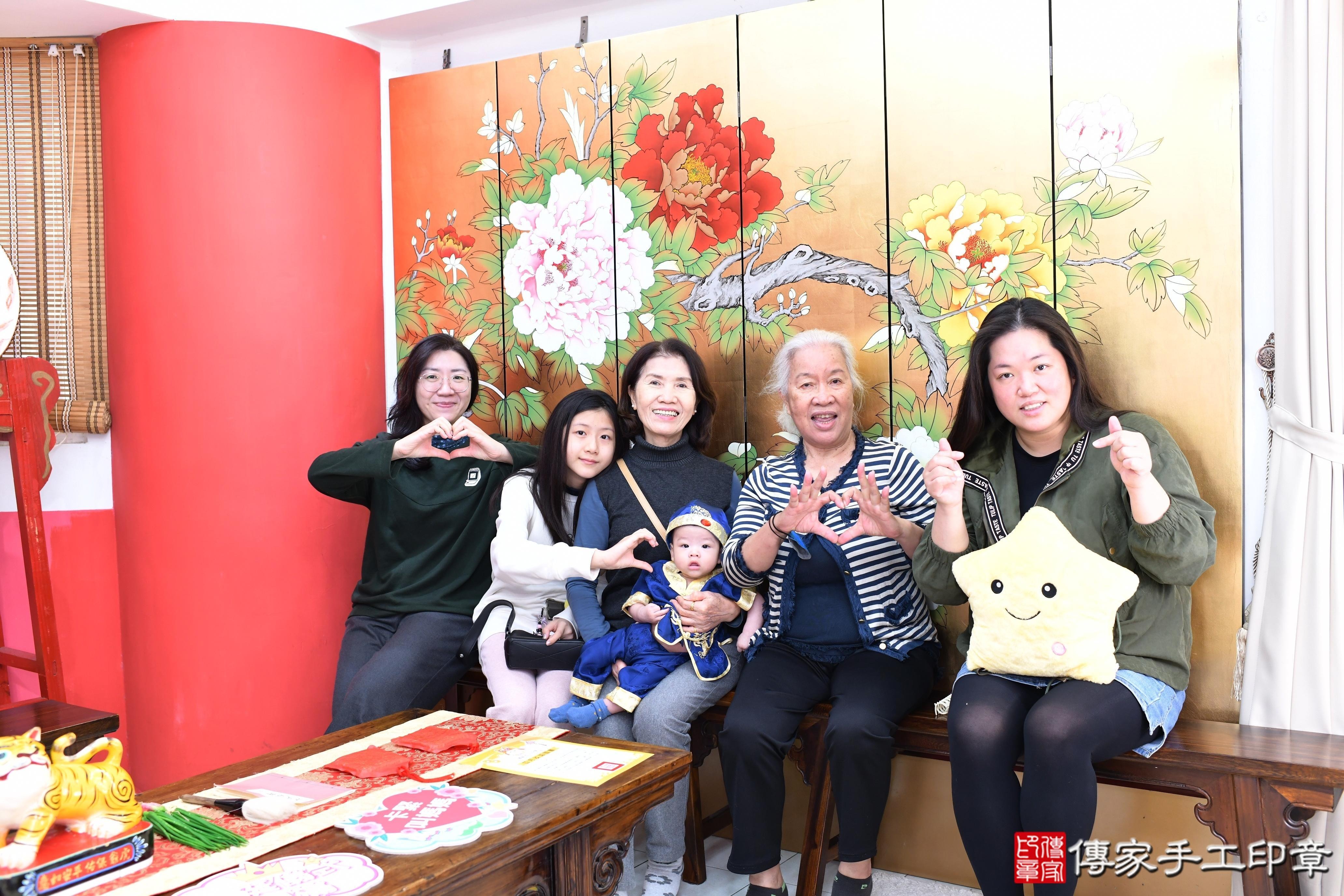 傳家手工印章高雄店、抓周、度脺、美式風會場、傳家嬰兒古禮、吉祥話、抓周道具物品24種、拍照。抓周證書。寶寶抓周、滿周歲、生日快樂、祝福 傳家手工印章高雄店、抓周、度脺、美式風會場、傳家嬰兒古禮、吉祥話、抓周道具物品24種、拍照。抓周證書。寶寶抓周、滿周歲、生日快樂、祝福