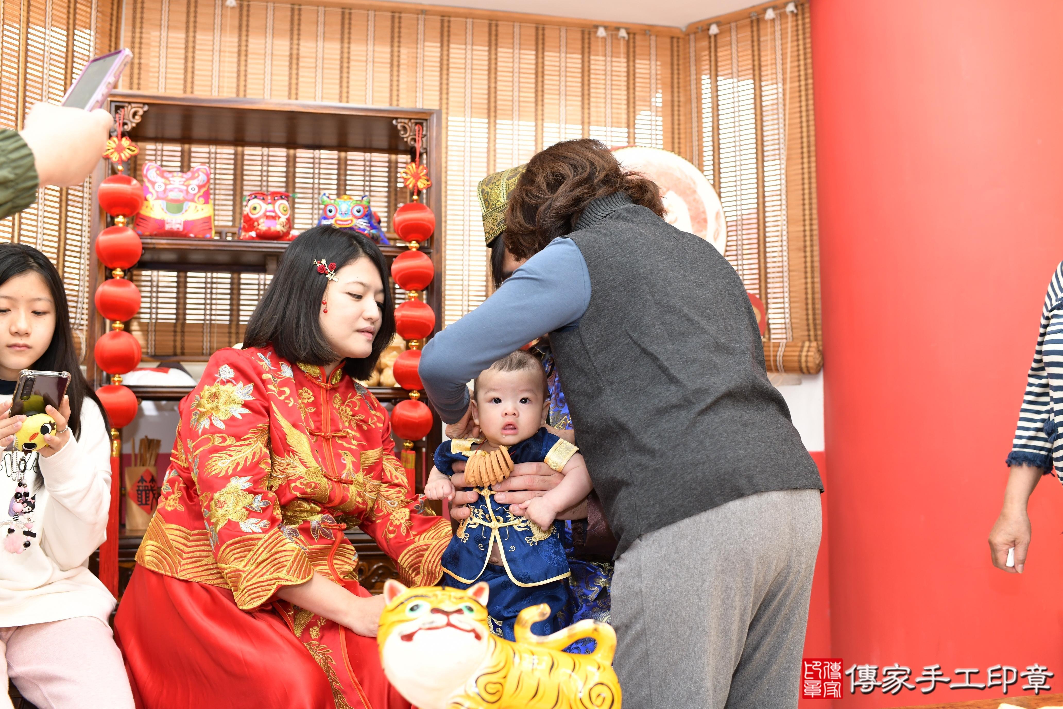 傳家手工印章高雄店、抓周、度脺、美式風會場、傳家嬰兒古禮、吉祥話、抓周道具物品24種、拍照。抓周證書。寶寶抓周、滿周歲、生日快樂、祝福 傳家手工印章高雄店、抓周、度脺、美式風會場、傳家嬰兒古禮、吉祥話、抓周道具物品24種、拍照。抓周證書。寶寶抓周、滿周歲、生日快樂、祝福