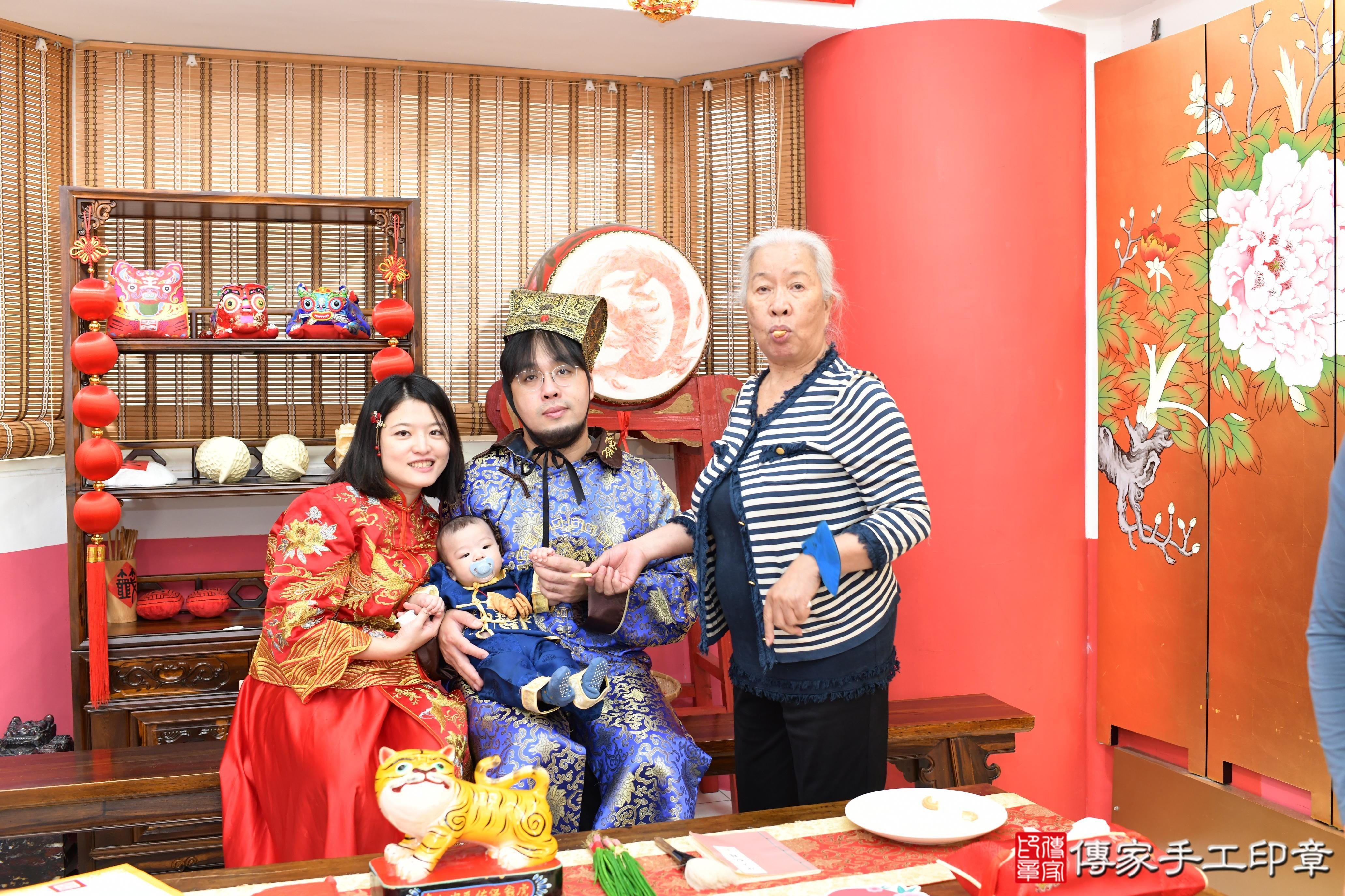 傳家手工印章高雄店、抓周、度脺、美式風會場、傳家嬰兒古禮、吉祥話、抓周道具物品24種、拍照。抓周證書。寶寶抓周、滿周歲、生日快樂、祝福 傳家手工印章高雄店、抓周、度脺、美式風會場、傳家嬰兒古禮、吉祥話、抓周道具物品24種、拍照。抓周證書。寶寶抓周、滿周歲、生日快樂、祝福