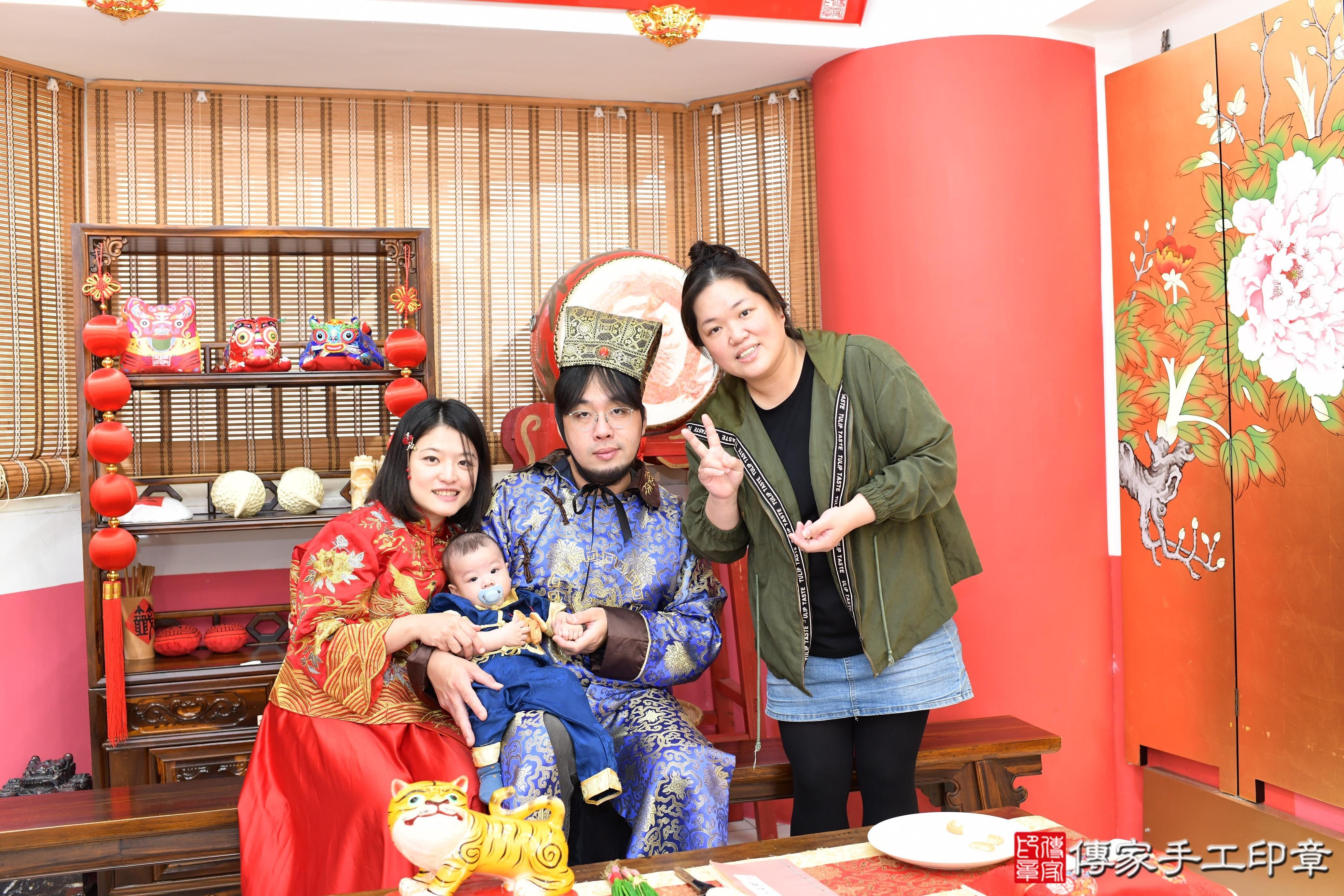 傳家手工印章高雄店、抓周、度脺、美式風會場、傳家嬰兒古禮、吉祥話、抓周道具物品24種、拍照。抓周證書。寶寶抓周、滿周歲、生日快樂、祝福 傳家手工印章高雄店、抓周、度脺、美式風會場、傳家嬰兒古禮、吉祥話、抓周道具物品24種、拍照。抓周證書。寶寶抓周、滿周歲、生日快樂、祝福