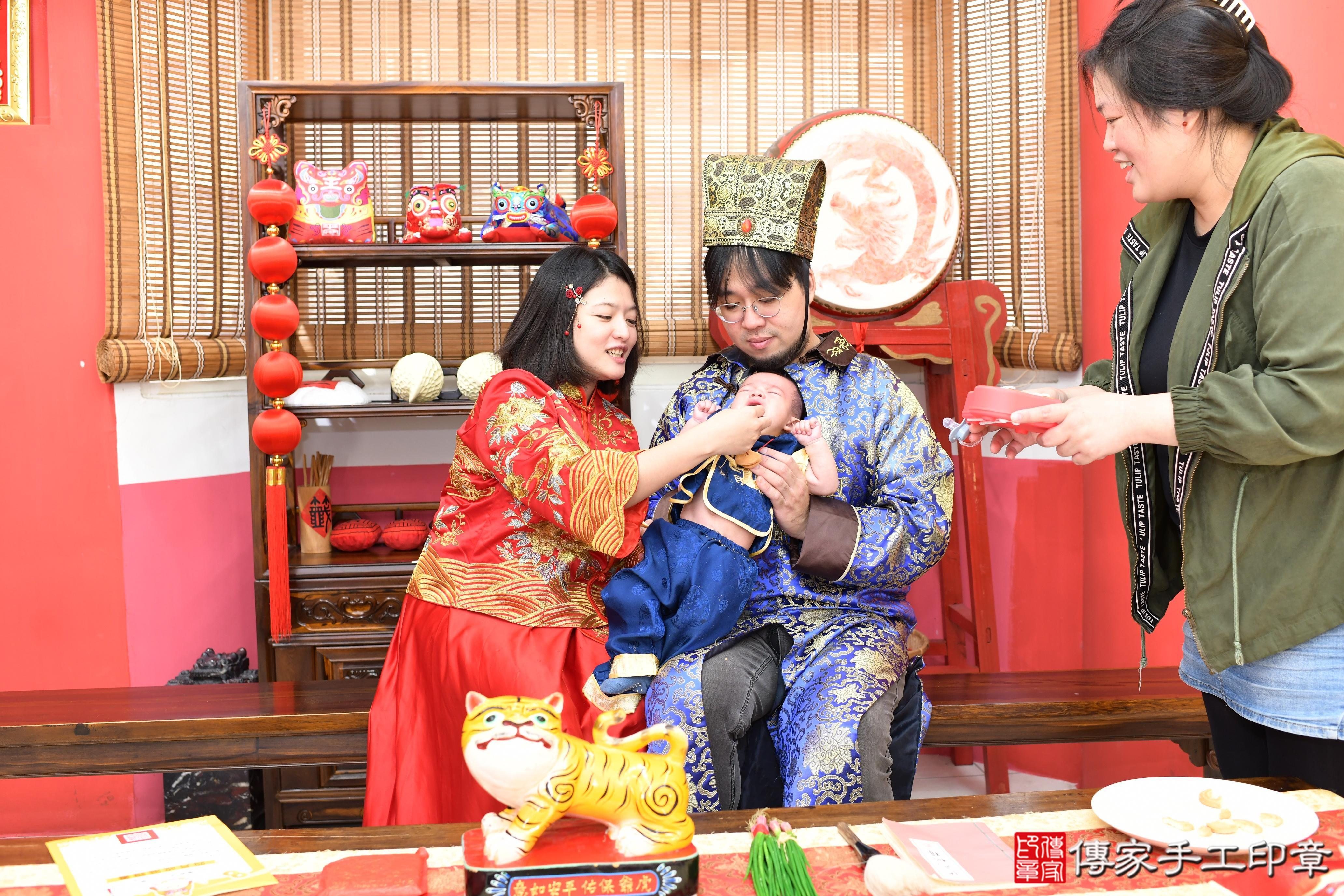 傳家手工印章高雄店、抓周、度脺、美式風會場、傳家嬰兒古禮、吉祥話、抓周道具物品24種、拍照。抓周證書。寶寶抓周、滿周歲、生日快樂、祝福 傳家手工印章高雄店、抓周、度脺、美式風會場、傳家嬰兒古禮、吉祥話、抓周道具物品24種、拍照。抓周證書。寶寶抓周、滿周歲、生日快樂、祝福