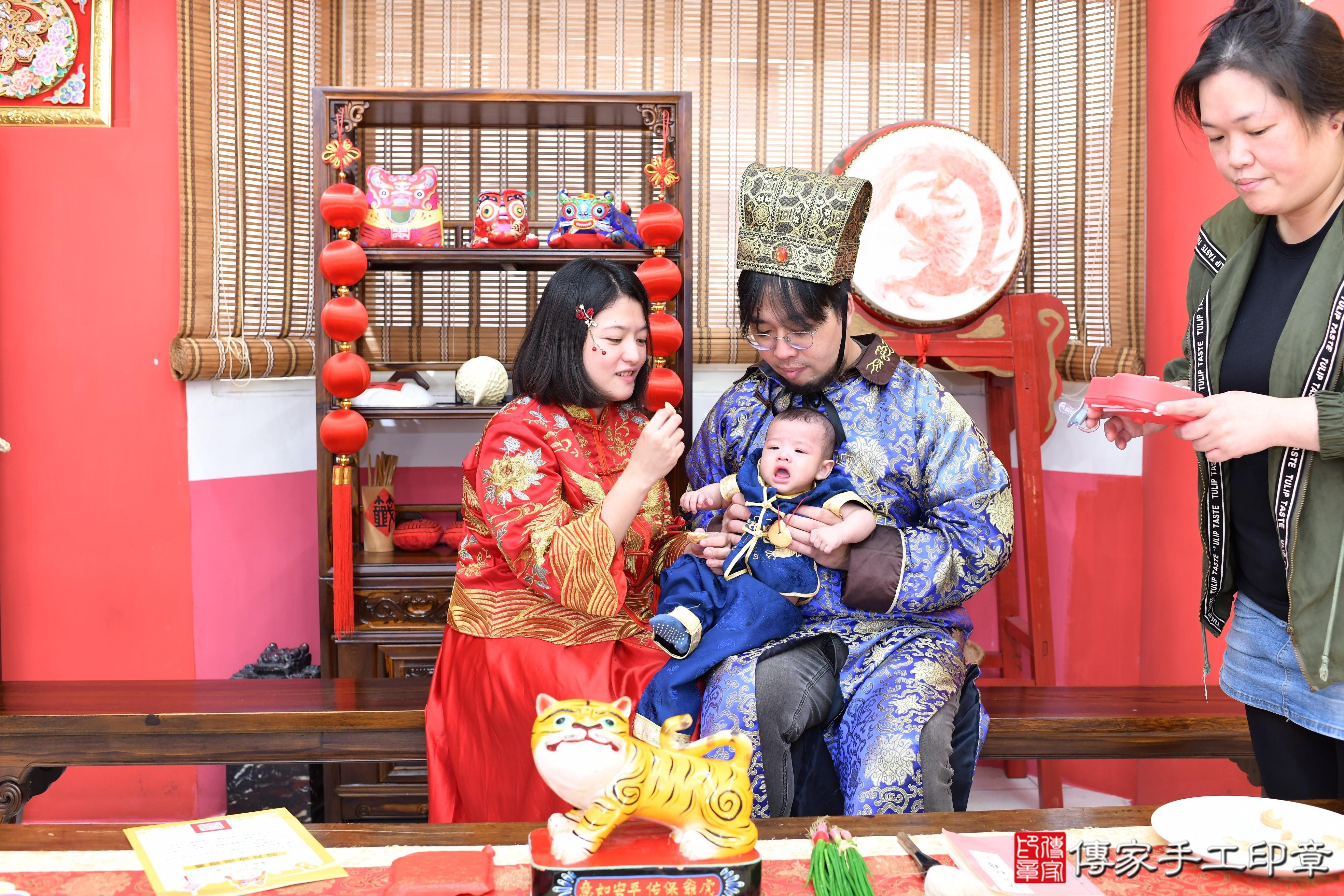 傳家手工印章高雄店、抓周、度脺、美式風會場、傳家嬰兒古禮、吉祥話、抓周道具物品24種、拍照。抓周證書。寶寶抓周、滿周歲、生日快樂、祝福 傳家手工印章高雄店、抓周、度脺、美式風會場、傳家嬰兒古禮、吉祥話、抓周道具物品24種、拍照。抓周證書。寶寶抓周、滿周歲、生日快樂、祝福