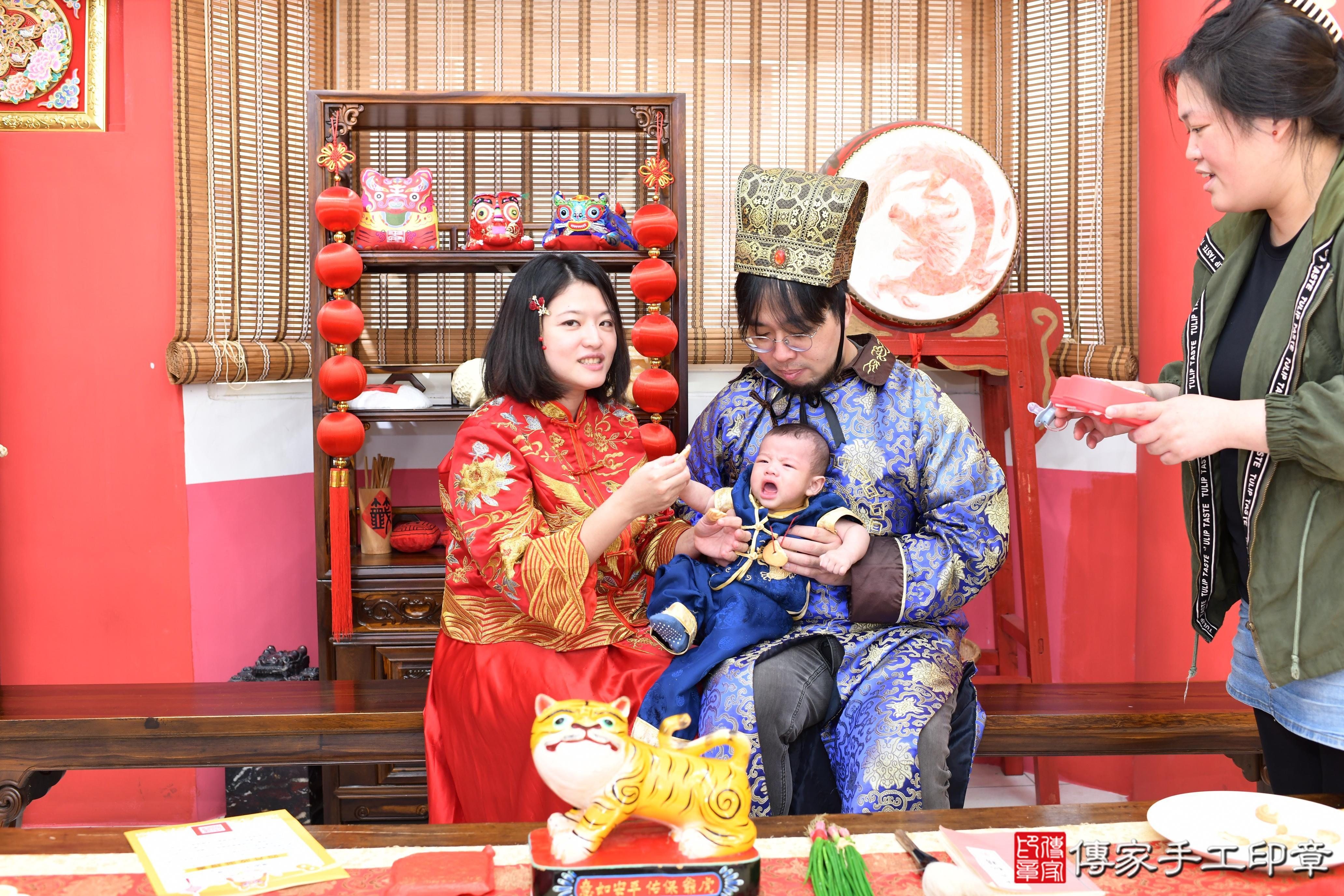 傳家手工印章高雄店、抓周、度脺、美式風會場、傳家嬰兒古禮、吉祥話、抓周道具物品24種、拍照。抓周證書。寶寶抓周、滿周歲、生日快樂、祝福 傳家手工印章高雄店、抓周、度脺、美式風會場、傳家嬰兒古禮、吉祥話、抓周道具物品24種、拍照。抓周證書。寶寶抓周、滿周歲、生日快樂、祝福