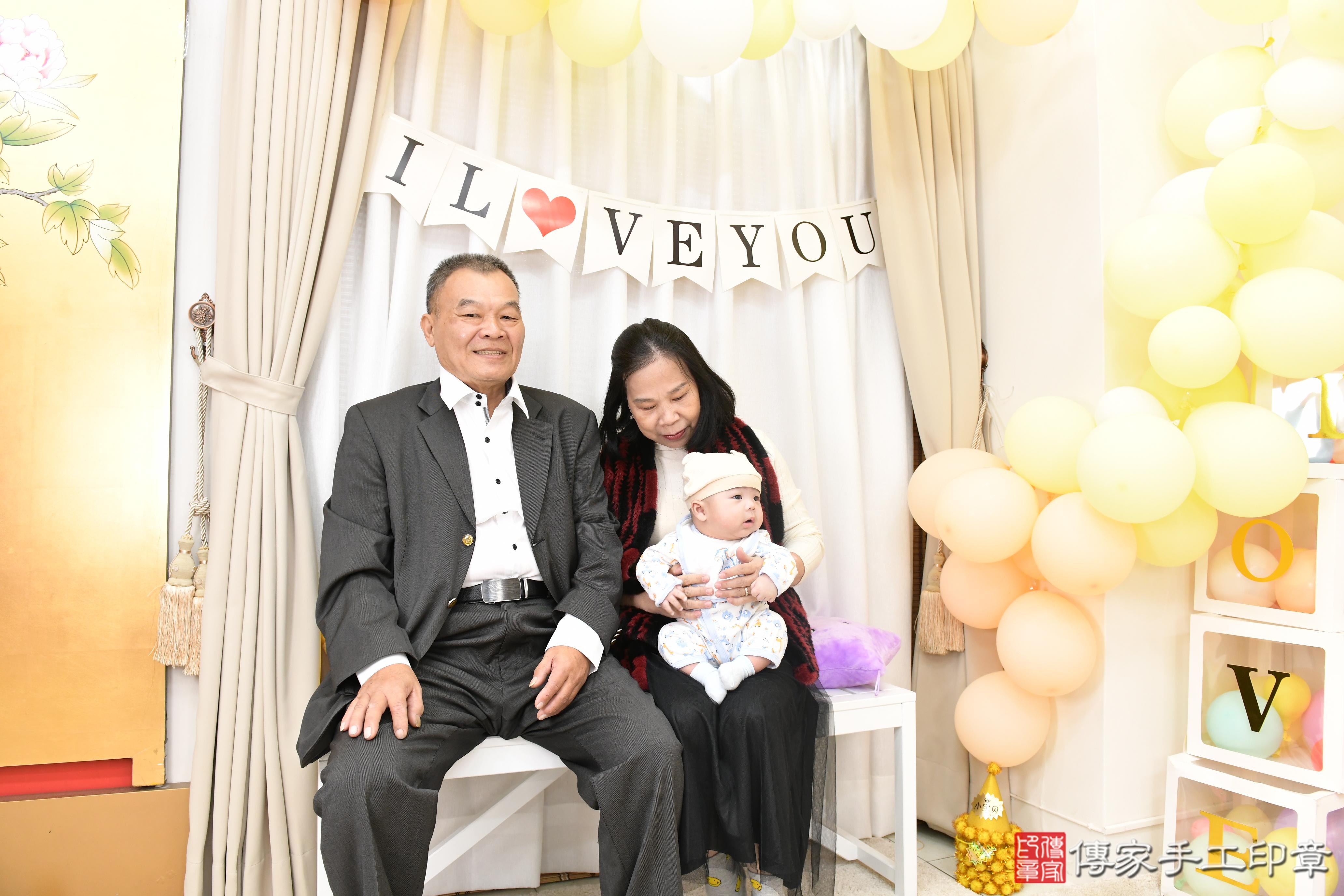 傳家手工印章高雄店、抓周、度脺、美式風會場、傳家嬰兒古禮、吉祥話、抓周道具物品24種、拍照。抓周證書。寶寶抓周、滿周歲、生日快樂、祝福