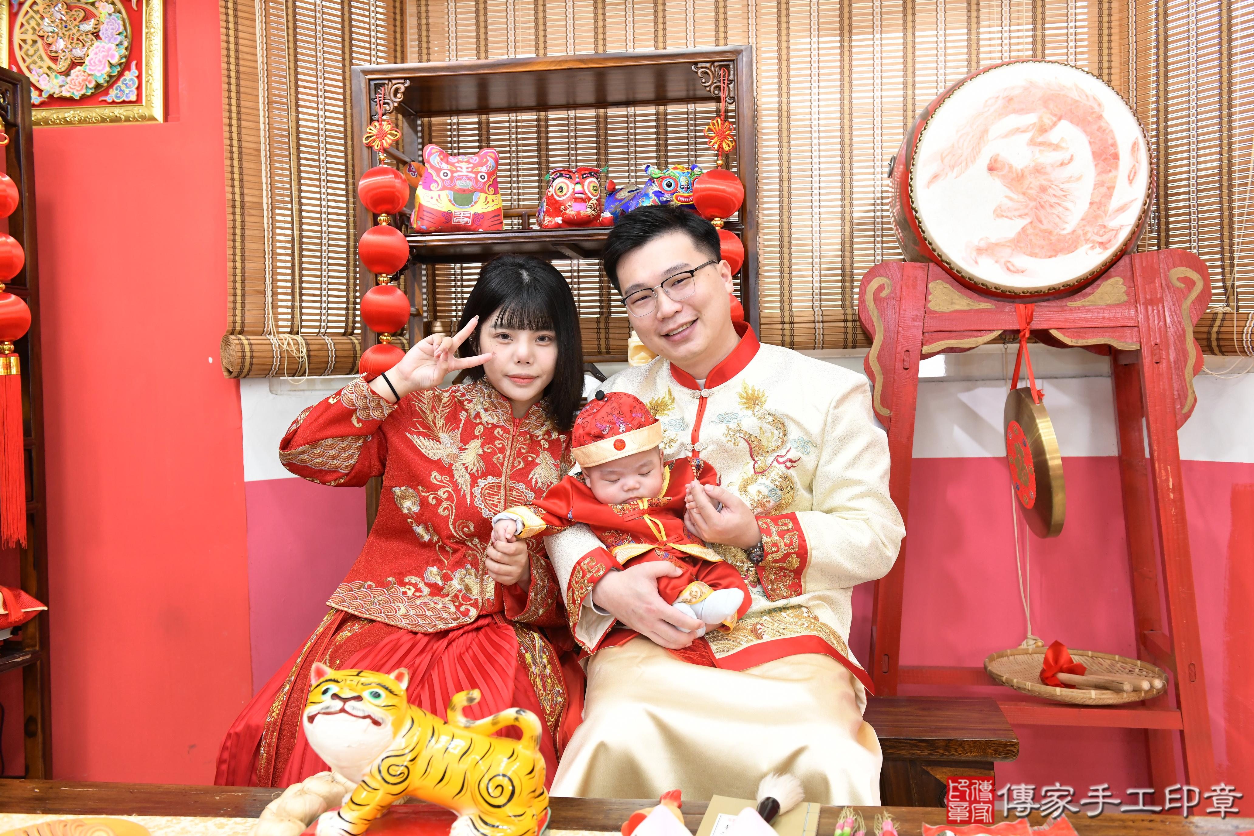 傳家手工印章高雄店、抓周、度脺、美式風會場、傳家嬰兒古禮、吉祥話、抓周道具物品24種、拍照。抓周證書。寶寶抓周、滿周歲、生日快樂、祝福