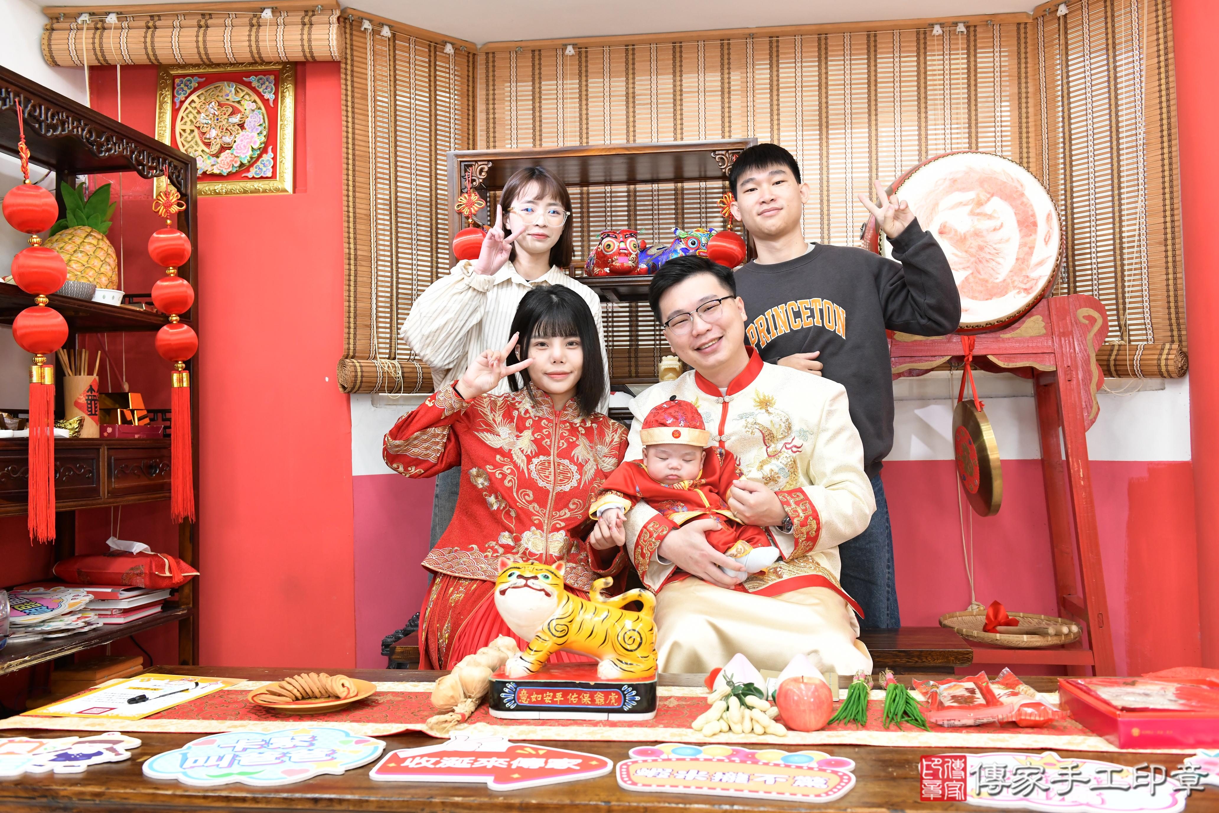 傳家手工印章高雄店、抓周、度脺、美式風會場、傳家嬰兒古禮、吉祥話、抓周道具物品24種、拍照。抓周證書。寶寶抓周、滿周歲、生日快樂、祝福