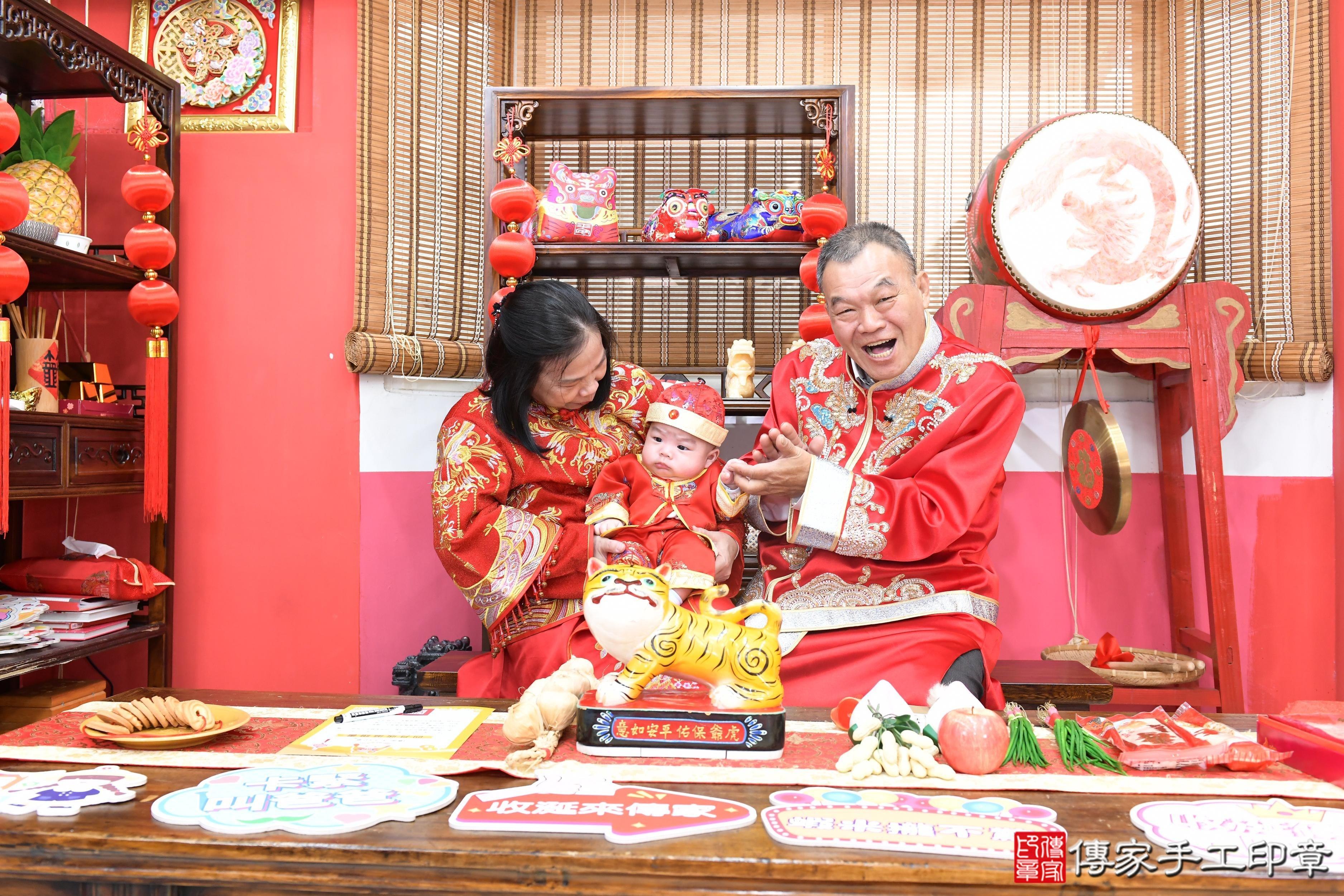 傳家手工印章高雄店、抓周、度脺、美式風會場、傳家嬰兒古禮、吉祥話、抓周道具物品24種、拍照。抓周證書。寶寶抓周、滿周歲、生日快樂、祝福