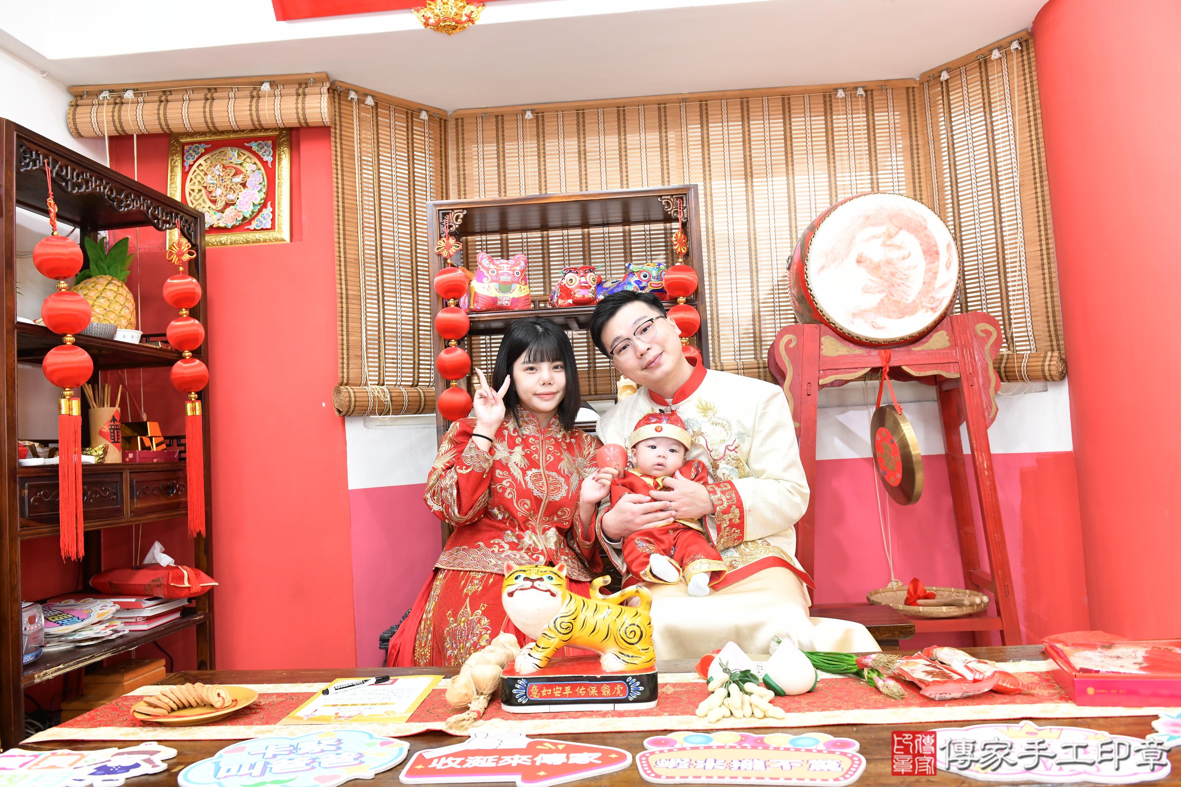 傳家手工印章高雄店、抓周、度脺、美式風會場、傳家嬰兒古禮、吉祥話、抓周道具物品24種、拍照。抓周證書。寶寶抓周、滿周歲、生日快樂、祝福