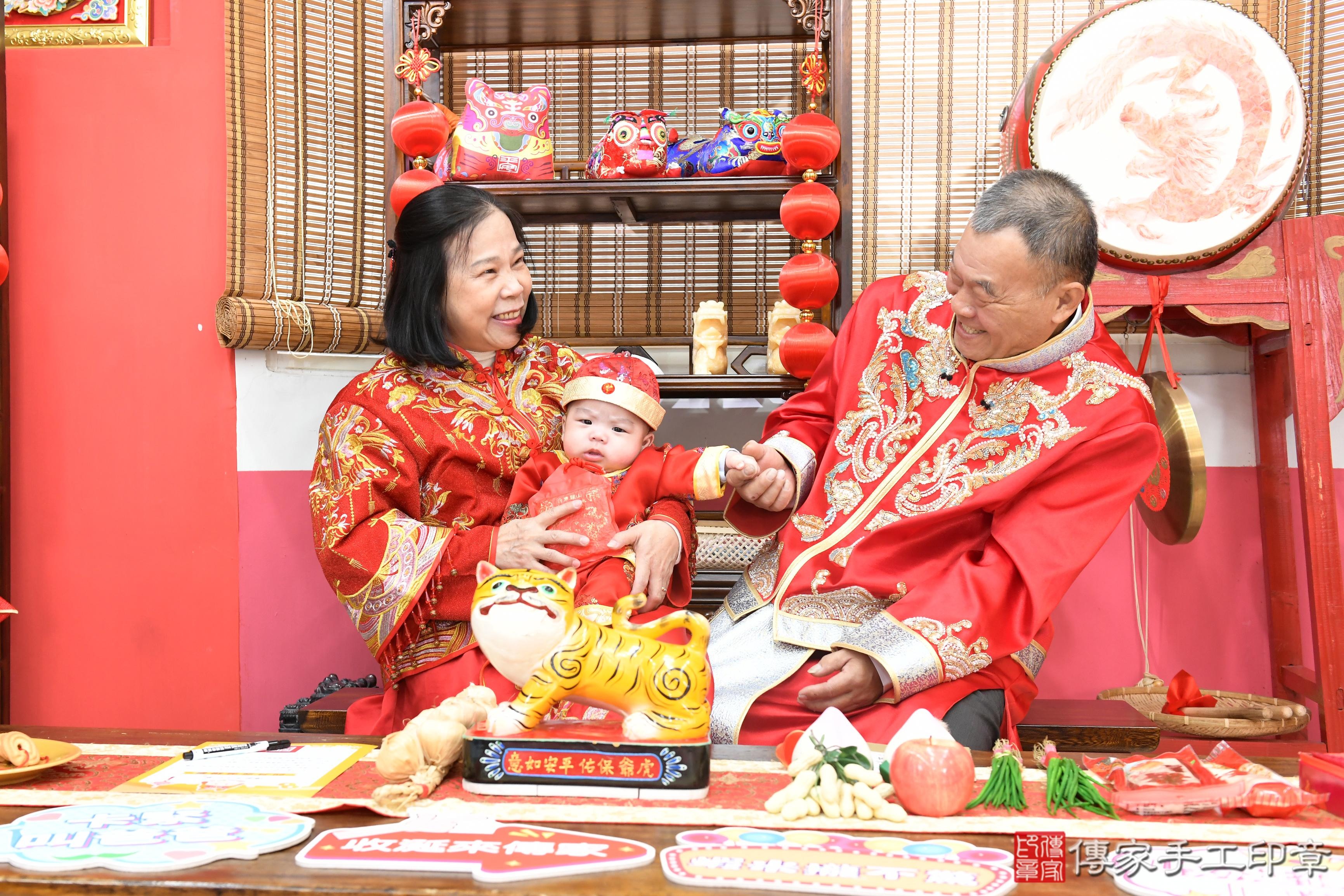 傳家手工印章高雄店、抓周、度脺、美式風會場、傳家嬰兒古禮、吉祥話、抓周道具物品24種、拍照。抓周證書。寶寶抓周、滿周歲、生日快樂、祝福