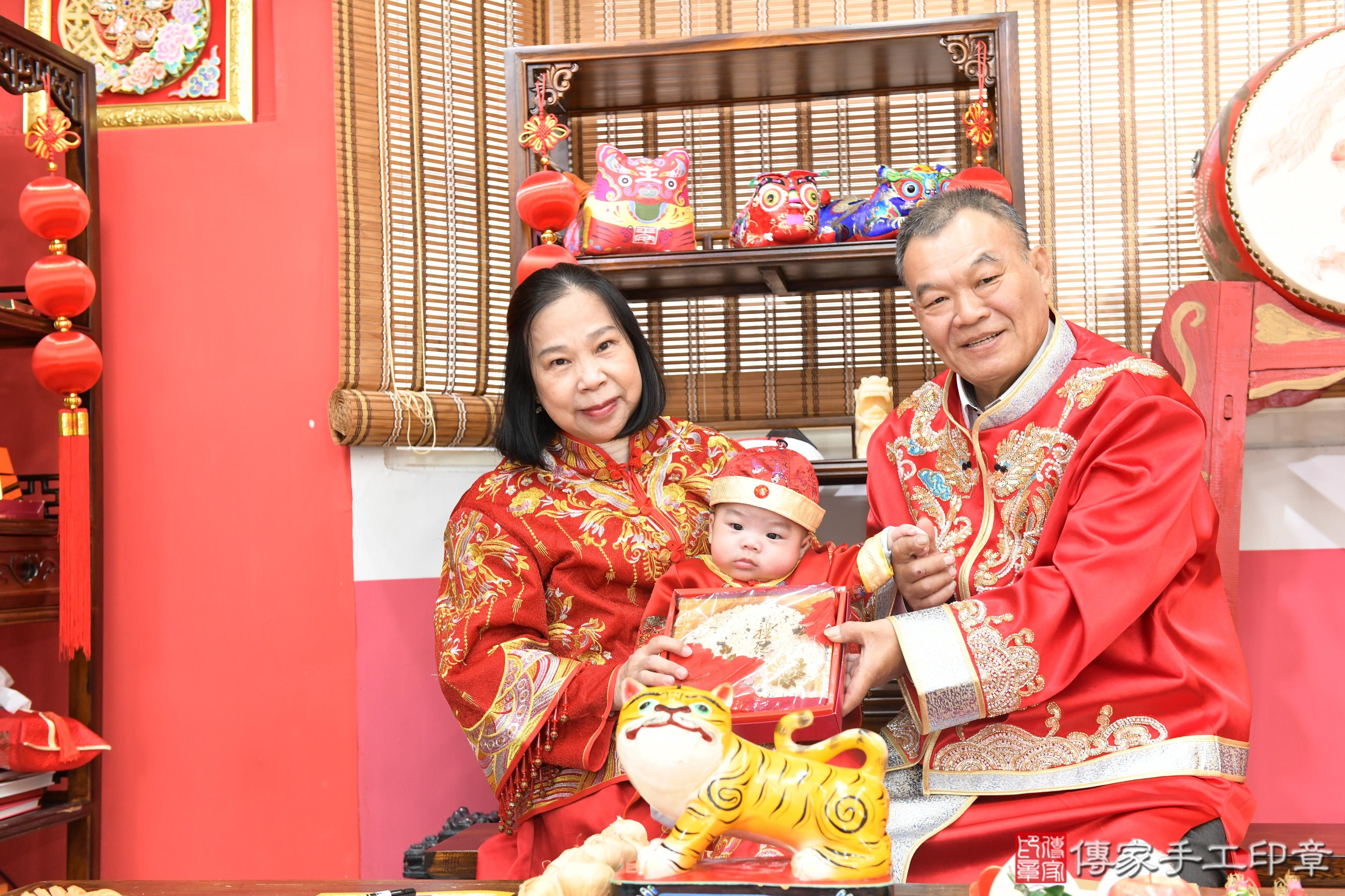 傳家手工印章高雄店、抓周、度脺、美式風會場、傳家嬰兒古禮、吉祥話、抓周道具物品24種、拍照。抓周證書。寶寶抓周、滿周歲、生日快樂、祝福