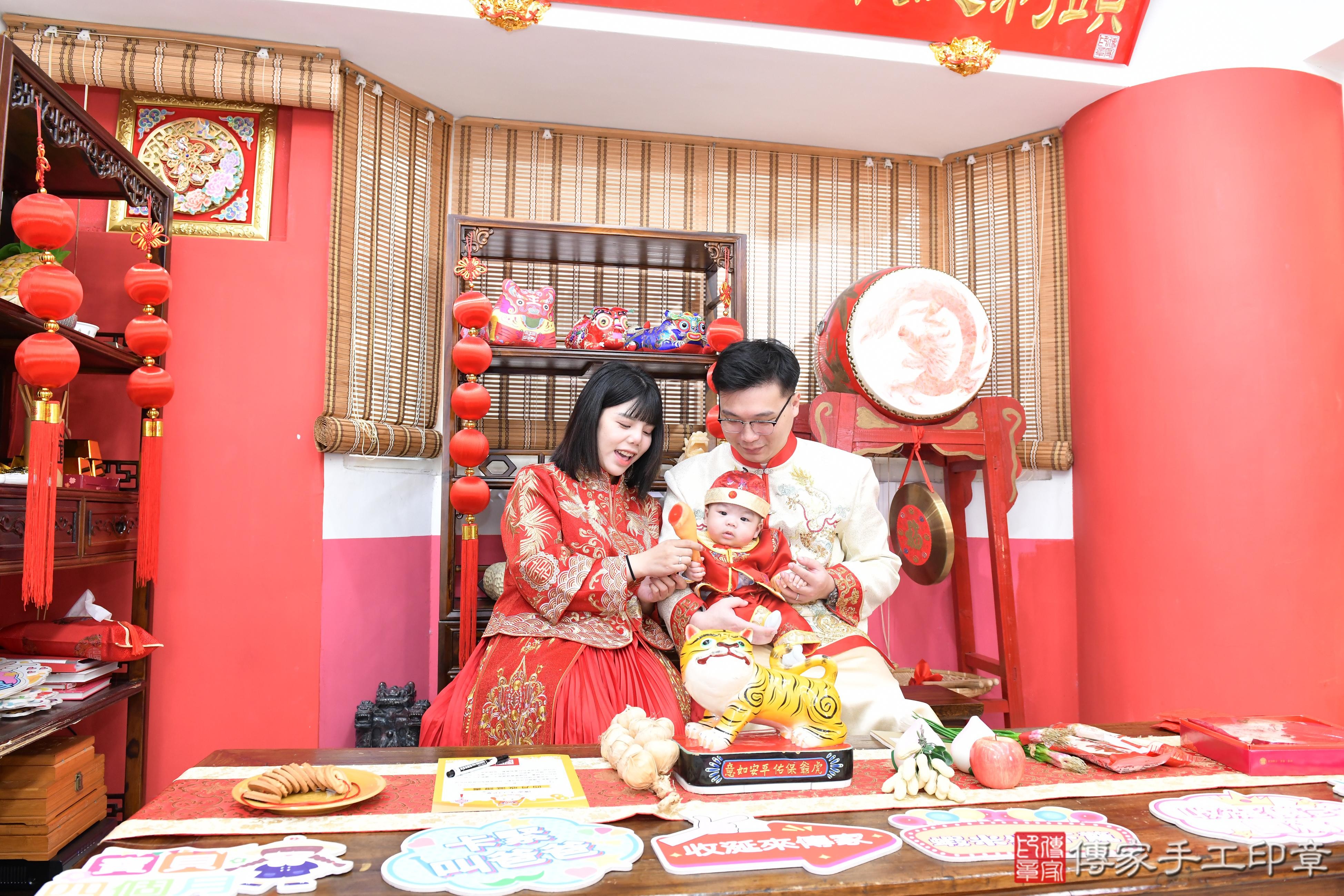 傳家手工印章高雄店、抓周、度脺、美式風會場、傳家嬰兒古禮、吉祥話、抓周道具物品24種、拍照。抓周證書。寶寶抓周、滿周歲、生日快樂、祝福