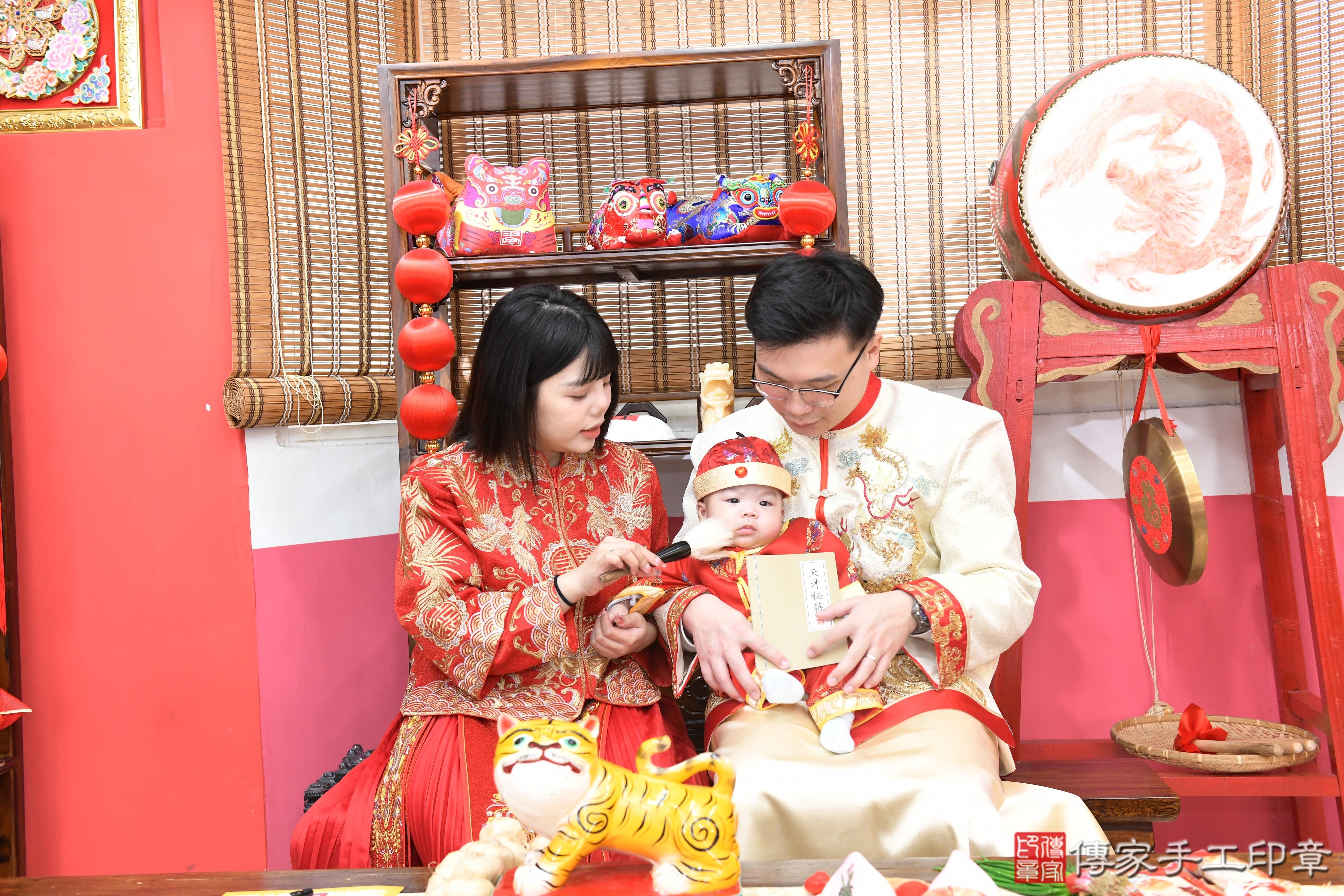 傳家手工印章高雄店、抓周、度脺、美式風會場、傳家嬰兒古禮、吉祥話、抓周道具物品24種、拍照。抓周證書。寶寶抓周、滿周歲、生日快樂、祝福