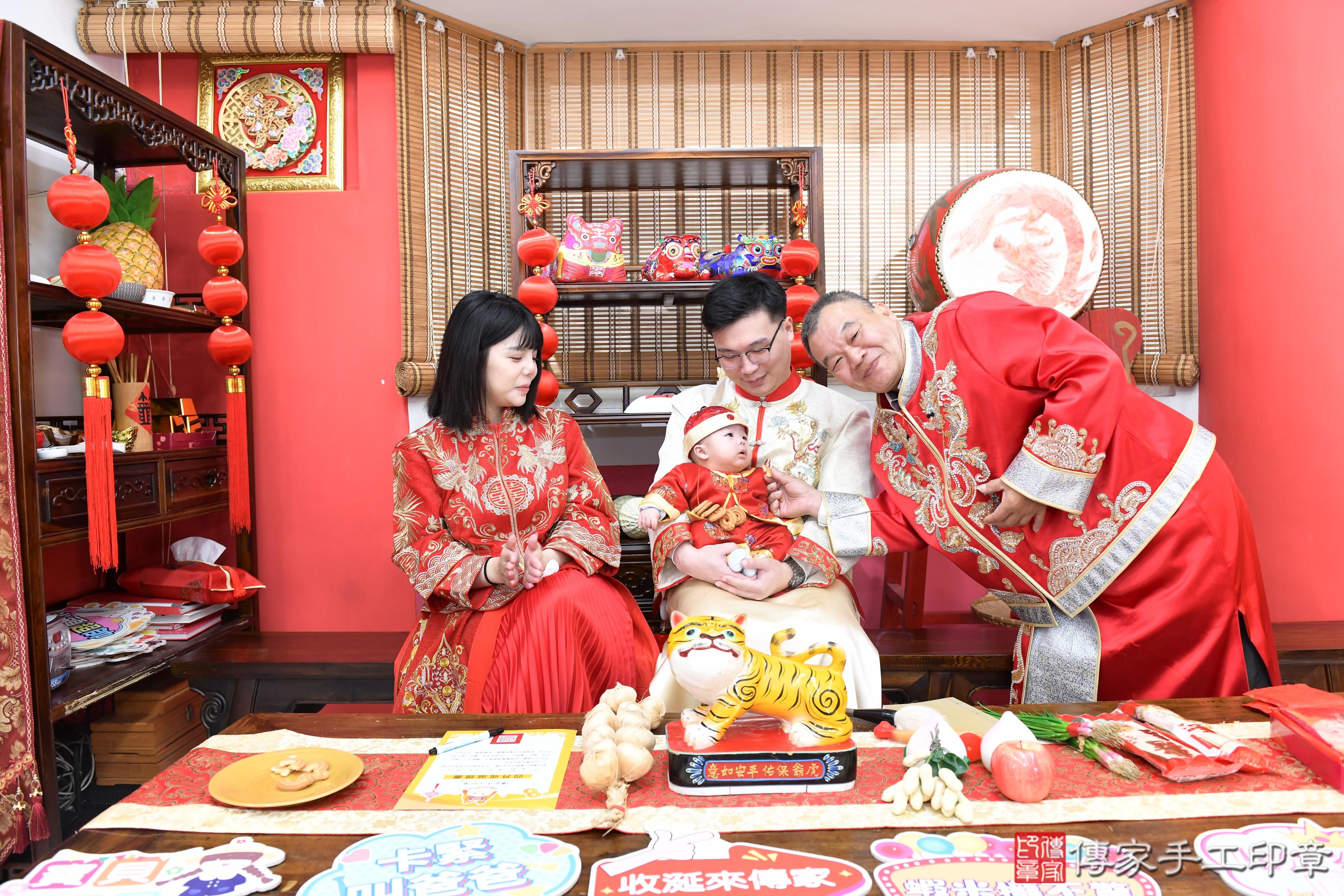 傳家手工印章高雄店、抓周、度脺、美式風會場、傳家嬰兒古禮、吉祥話、抓周道具物品24種、拍照。抓周證書。寶寶抓周、滿周歲、生日快樂、祝福