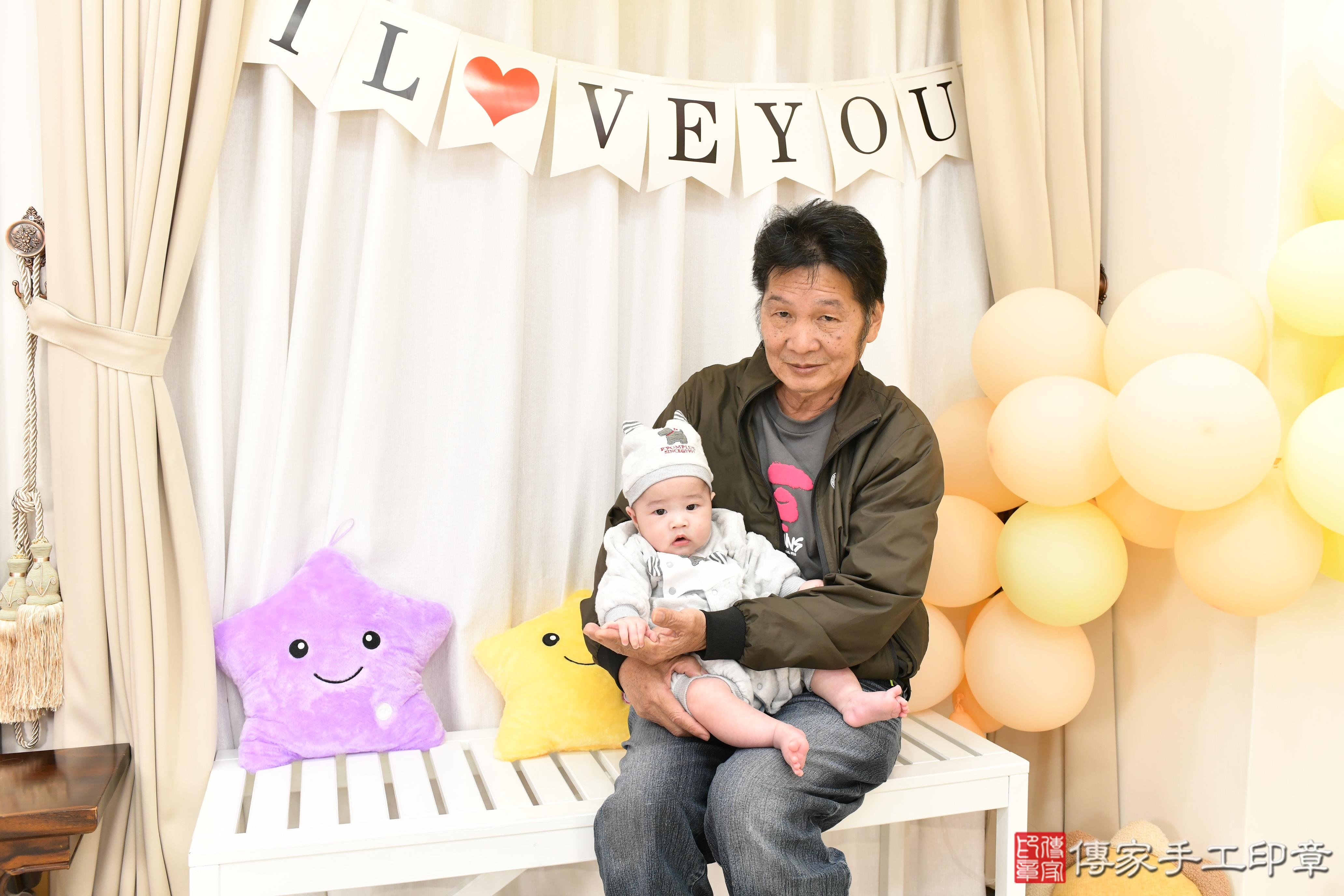 傳家手工印章高雄店、抓周、度脺、美式風會場、傳家嬰兒古禮、吉祥話、抓周道具物品24種、拍照。抓周證書。寶寶抓周、滿周歲、生日快樂、祝福 傳家手工印章高雄店、抓周、度脺、美式風會場、傳家嬰兒古禮、吉祥話、抓周道具物品24種、拍照。抓周證書。寶寶抓周、滿周歲、生日快樂、祝福