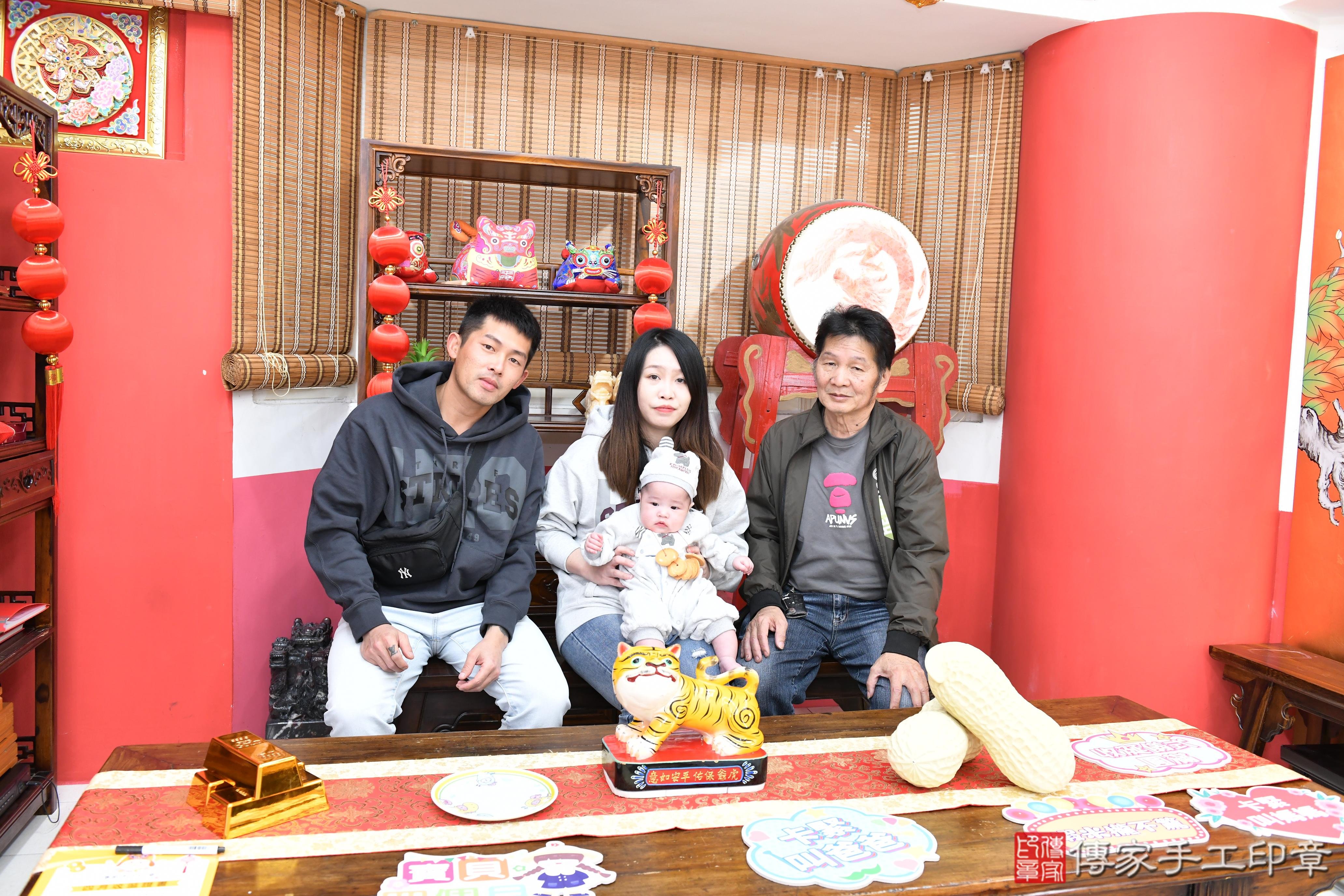 傳家手工印章高雄店、抓周、度脺、美式風會場、傳家嬰兒古禮、吉祥話、抓周道具物品24種、拍照。抓周證書。寶寶抓周、滿周歲、生日快樂、祝福 傳家手工印章高雄店、抓周、度脺、美式風會場、傳家嬰兒古禮、吉祥話、抓周道具物品24種、拍照。抓周證書。寶寶抓周、滿周歲、生日快樂、祝福