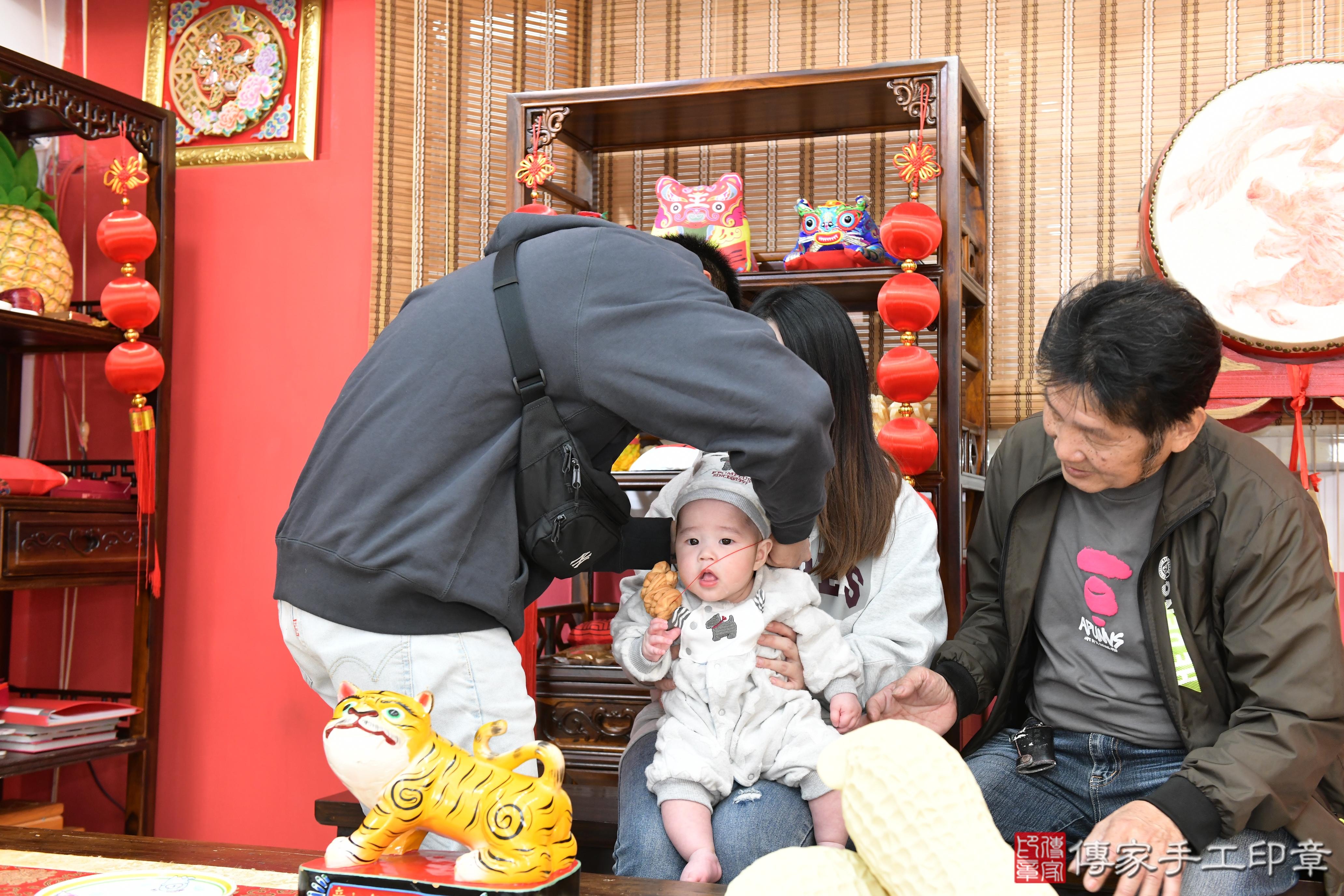 傳家手工印章高雄店、抓周、度脺、美式風會場、傳家嬰兒古禮、吉祥話、抓周道具物品24種、拍照。抓周證書。寶寶抓周、滿周歲、生日快樂、祝福 傳家手工印章高雄店、抓周、度脺、美式風會場、傳家嬰兒古禮、吉祥話、抓周道具物品24種、拍照。抓周證書。寶寶抓周、滿周歲、生日快樂、祝福