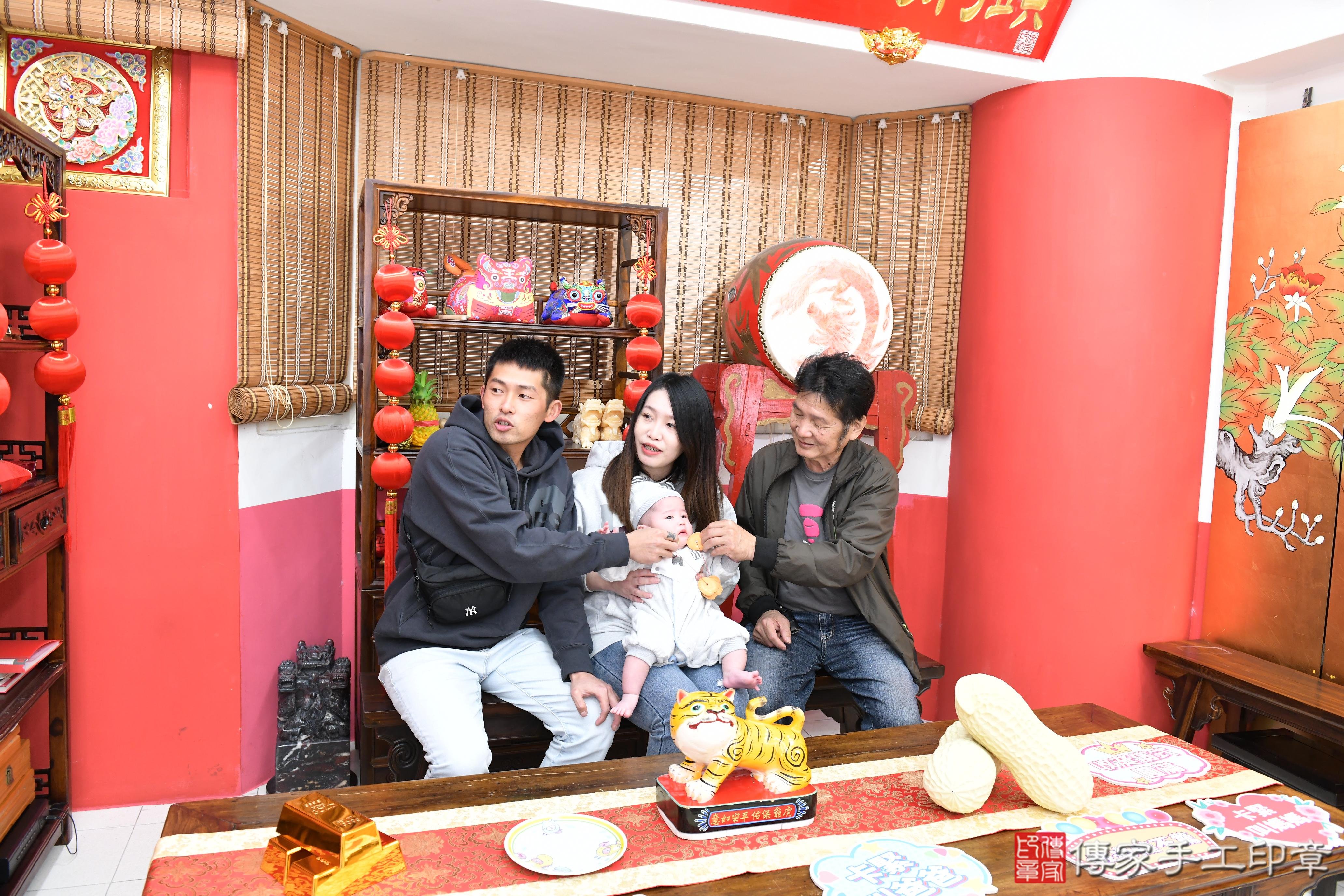 傳家手工印章高雄店、抓周、度脺、美式風會場、傳家嬰兒古禮、吉祥話、抓周道具物品24種、拍照。抓周證書。寶寶抓周、滿周歲、生日快樂、祝福 傳家手工印章高雄店、抓周、度脺、美式風會場、傳家嬰兒古禮、吉祥話、抓周道具物品24種、拍照。抓周證書。寶寶抓周、滿周歲、生日快樂、祝福