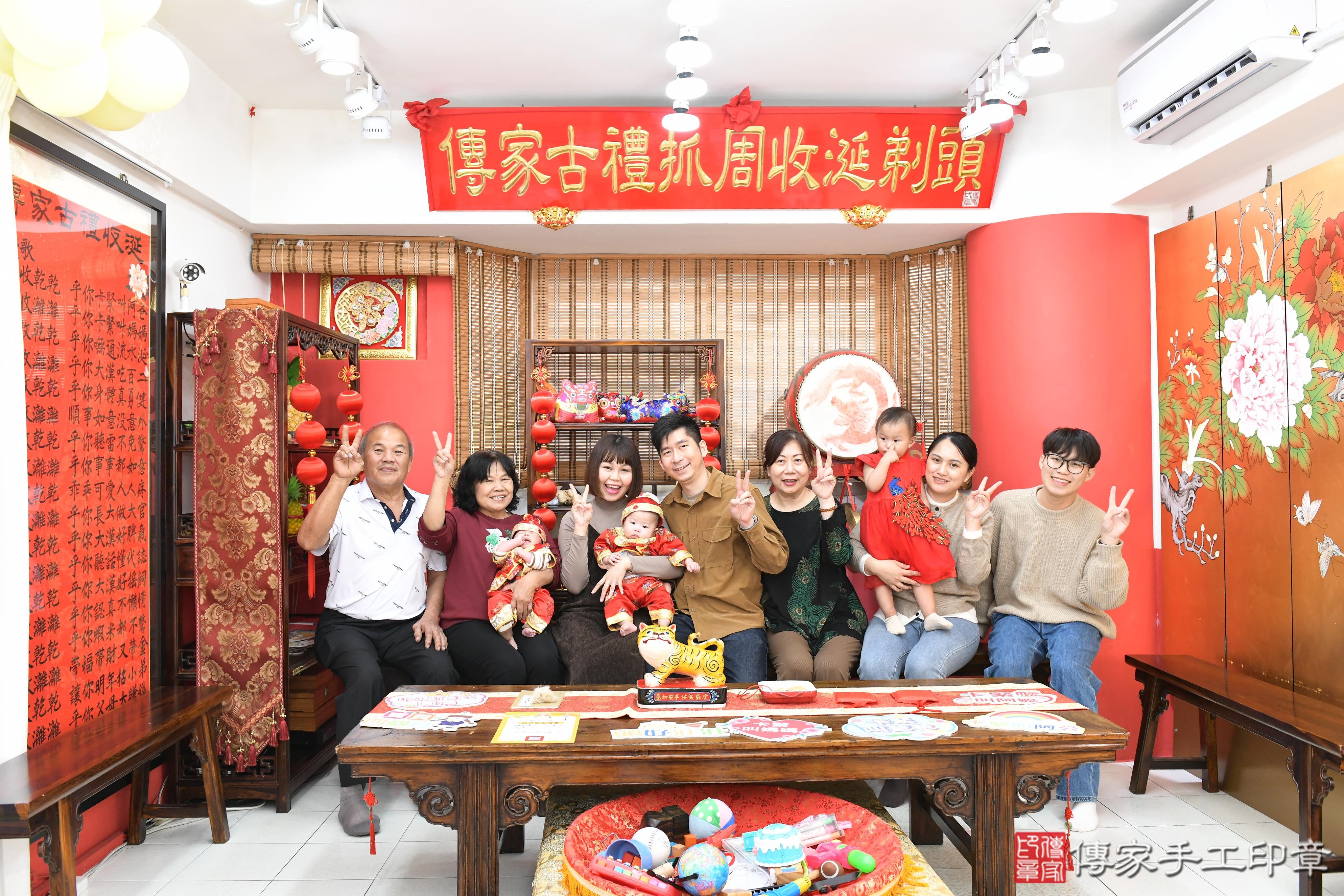 傳家手工印章高雄店、抓周、度脺、美式風會場、傳家嬰兒古禮、吉祥話、抓周道具物品24種、拍照。抓周證書。寶寶抓周、滿周歲、生日快樂、祝福