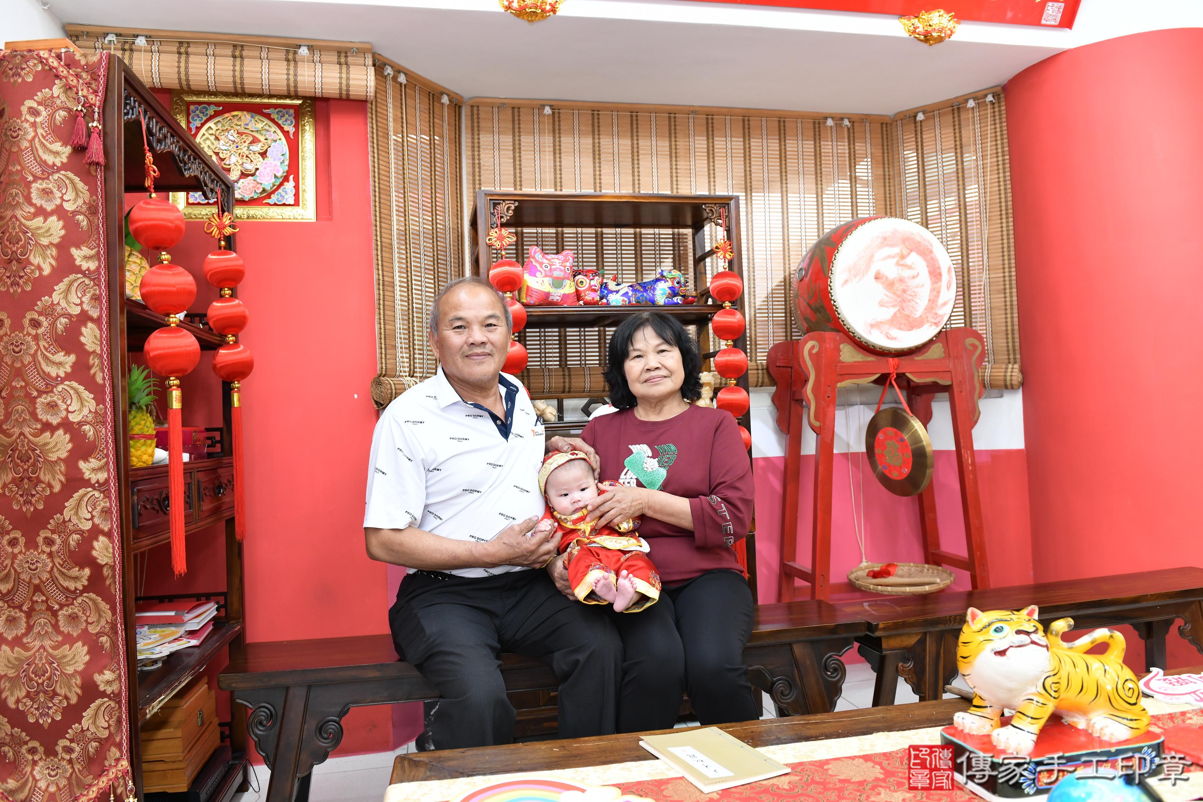 傳家手工印章高雄店、抓周、度脺、美式風會場、傳家嬰兒古禮、吉祥話、抓周道具物品24種、拍照。抓周證書。寶寶抓周、滿周歲、生日快樂、祝福