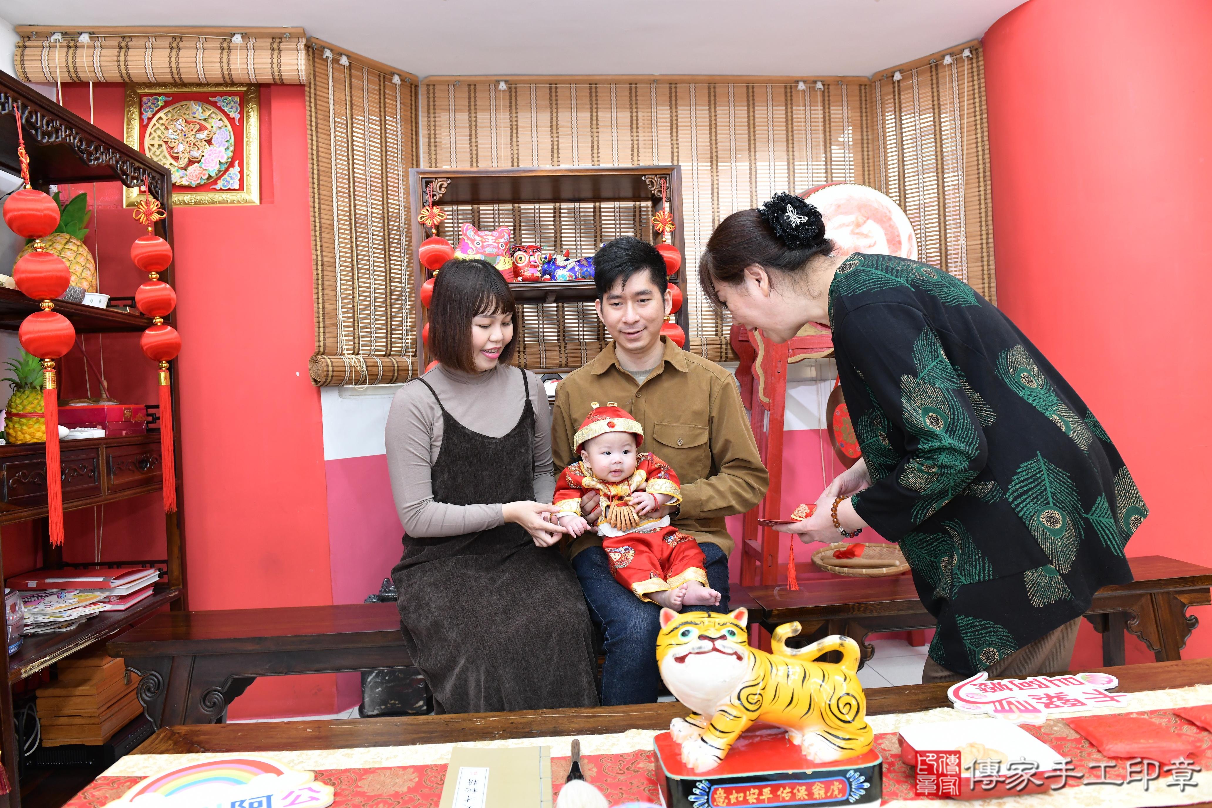 傳家手工印章高雄店、抓周、度脺、美式風會場、傳家嬰兒古禮、吉祥話、抓周道具物品24種、拍照。抓周證書。寶寶抓周、滿周歲、生日快樂、祝福