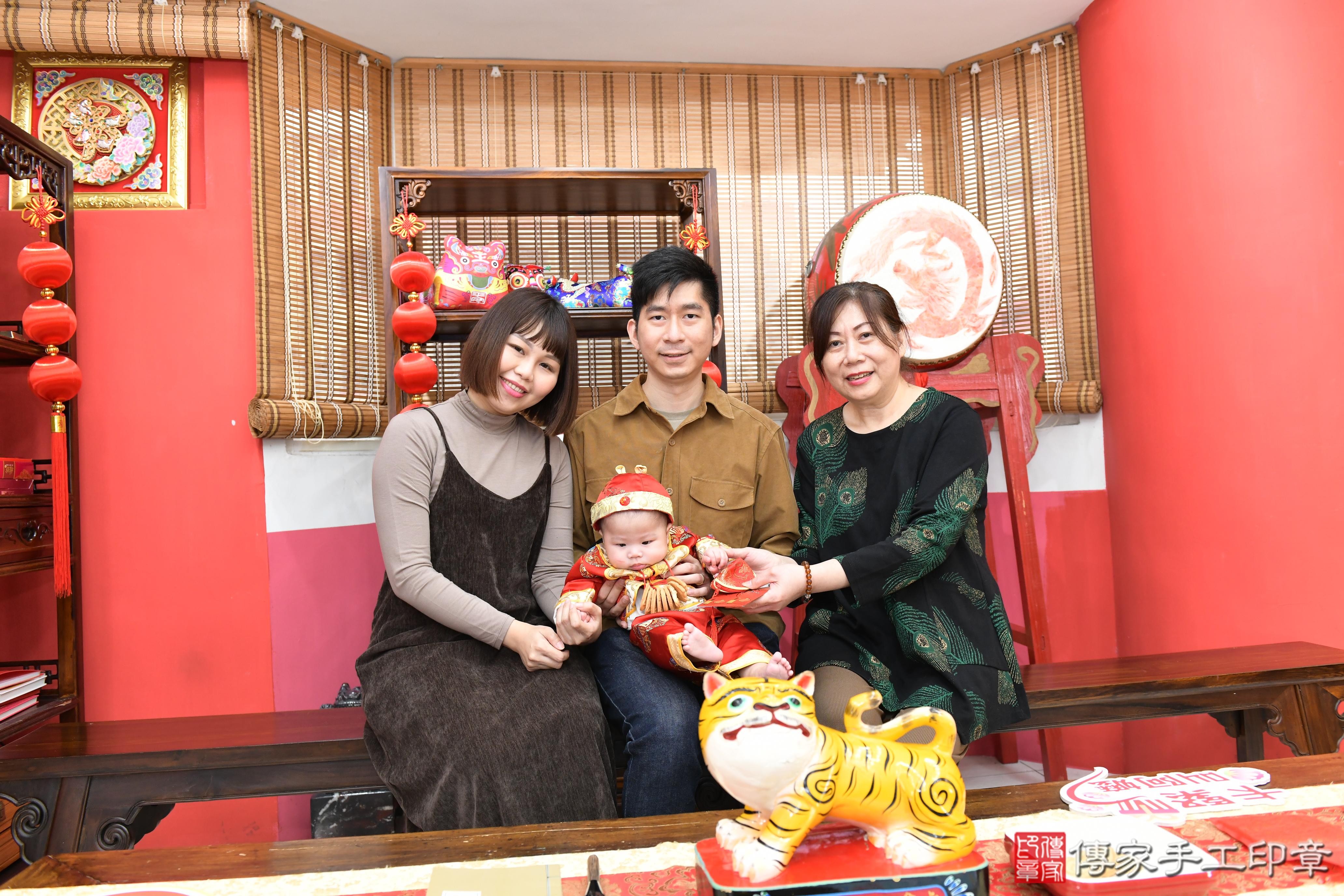 傳家手工印章高雄店、抓周、度脺、美式風會場、傳家嬰兒古禮、吉祥話、抓周道具物品24種、拍照。抓周證書。寶寶抓周、滿周歲、生日快樂、祝福